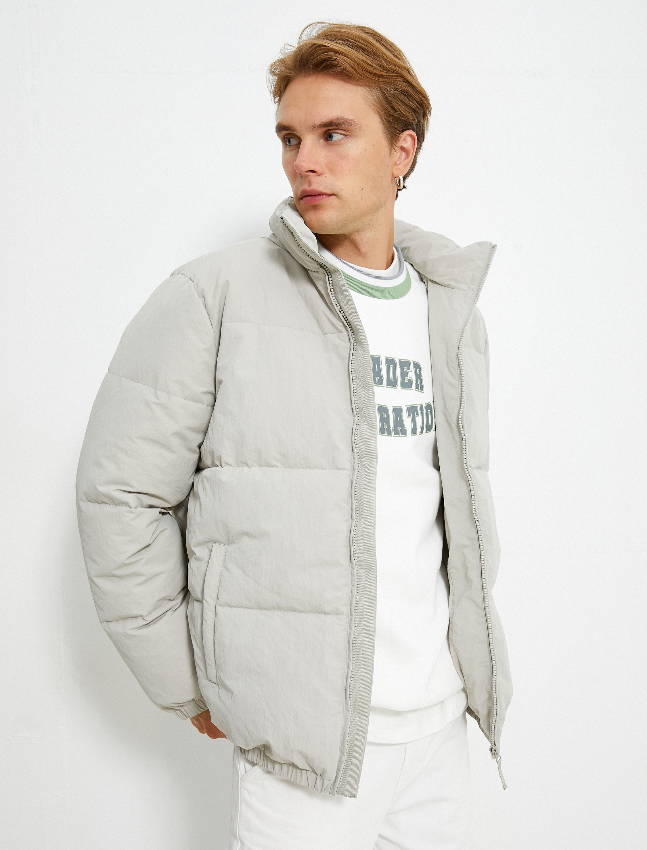   Şişme Mont Dik Yaka Fermuarlı Cep Detaylı Slogan Baskılı