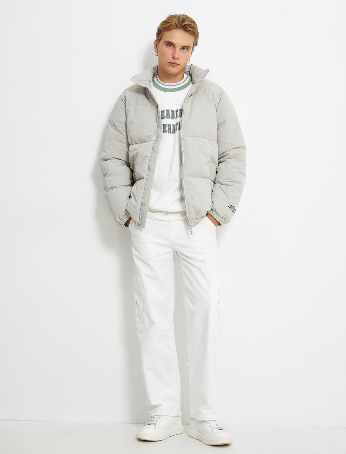  Şişme Mont Dik Yaka Fermuarlı Cep Detaylı Slogan Baskılı