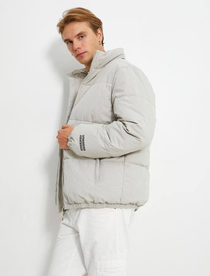  Şişme Mont Dik Yaka Fermuarlı Cep Detaylı Slogan Baskılı