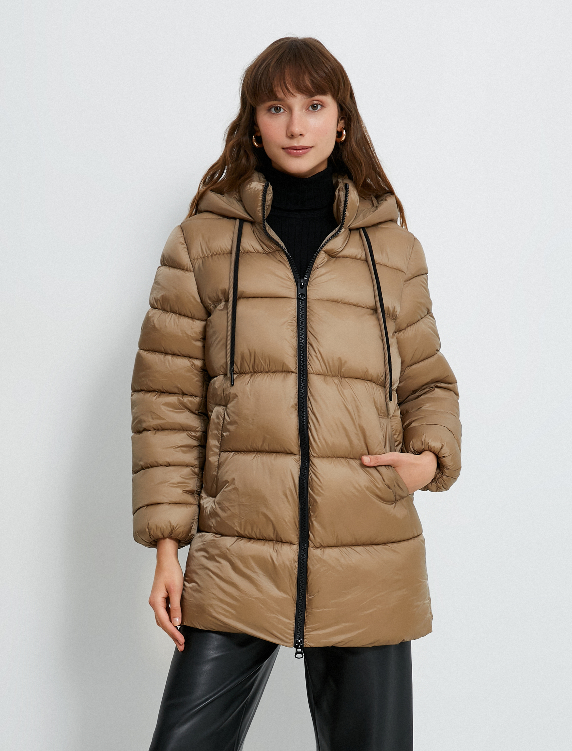   Şişme Mont Kapüşonlu Fermuarlı Cep Detaylı