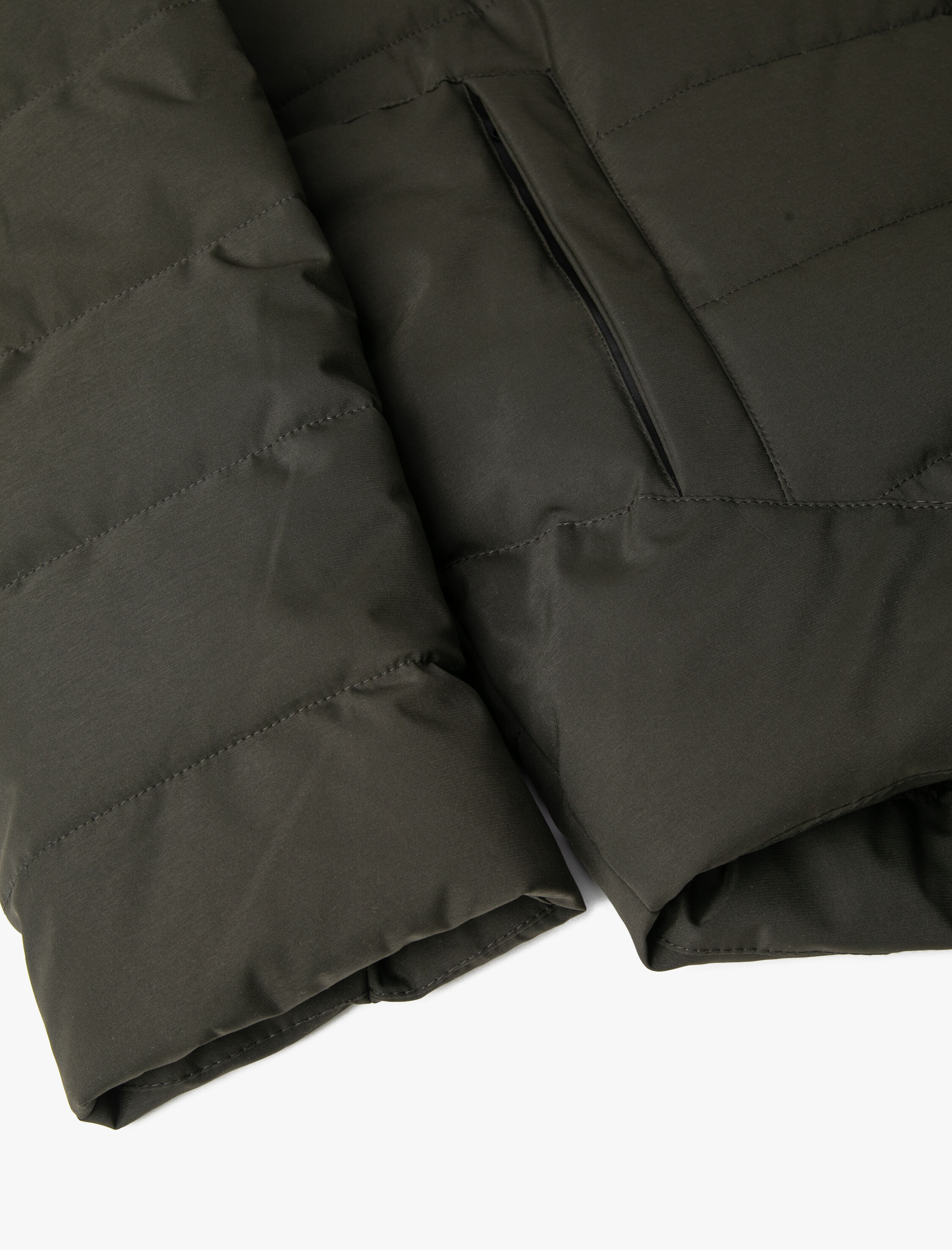   Şişme Mont Kapşonlu Fermuarlı Cep Detaylı