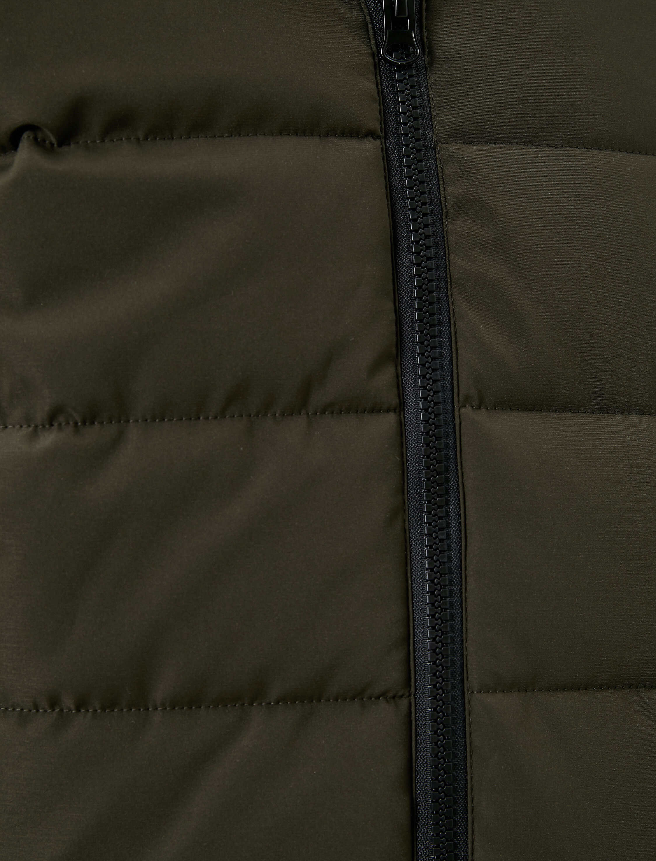   Şişme Mont Kapşonlu Fermuarlı Cep Detaylı