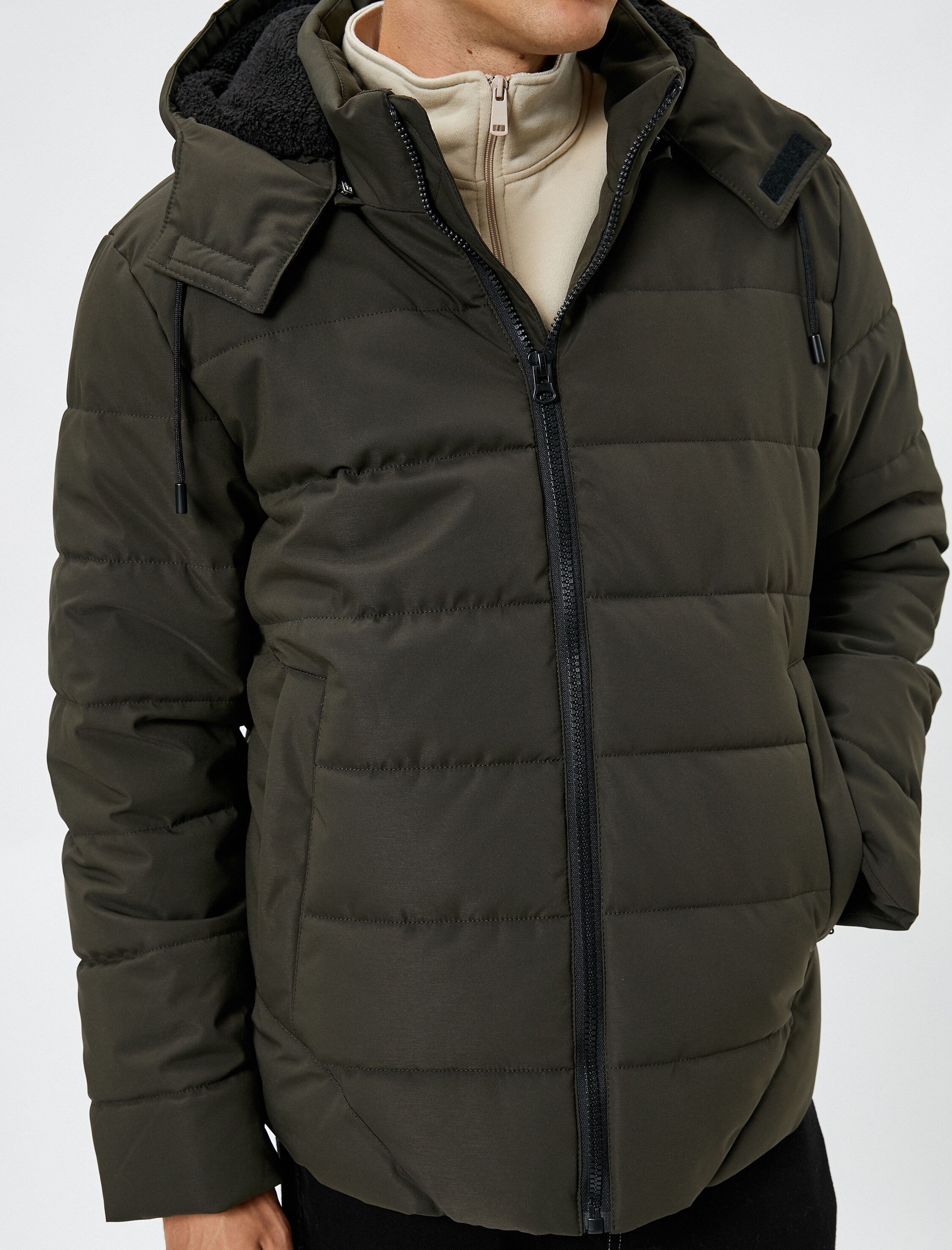   Şişme Mont Kapşonlu Fermuarlı Cep Detaylı