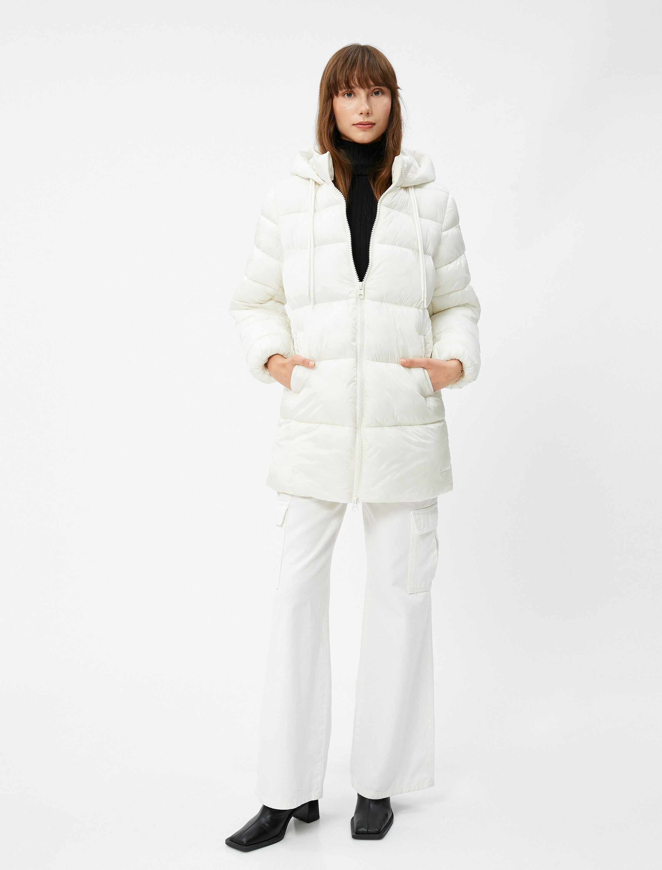   Şişme Mont Kapüşonlu Fermuarlı Cep Detaylı