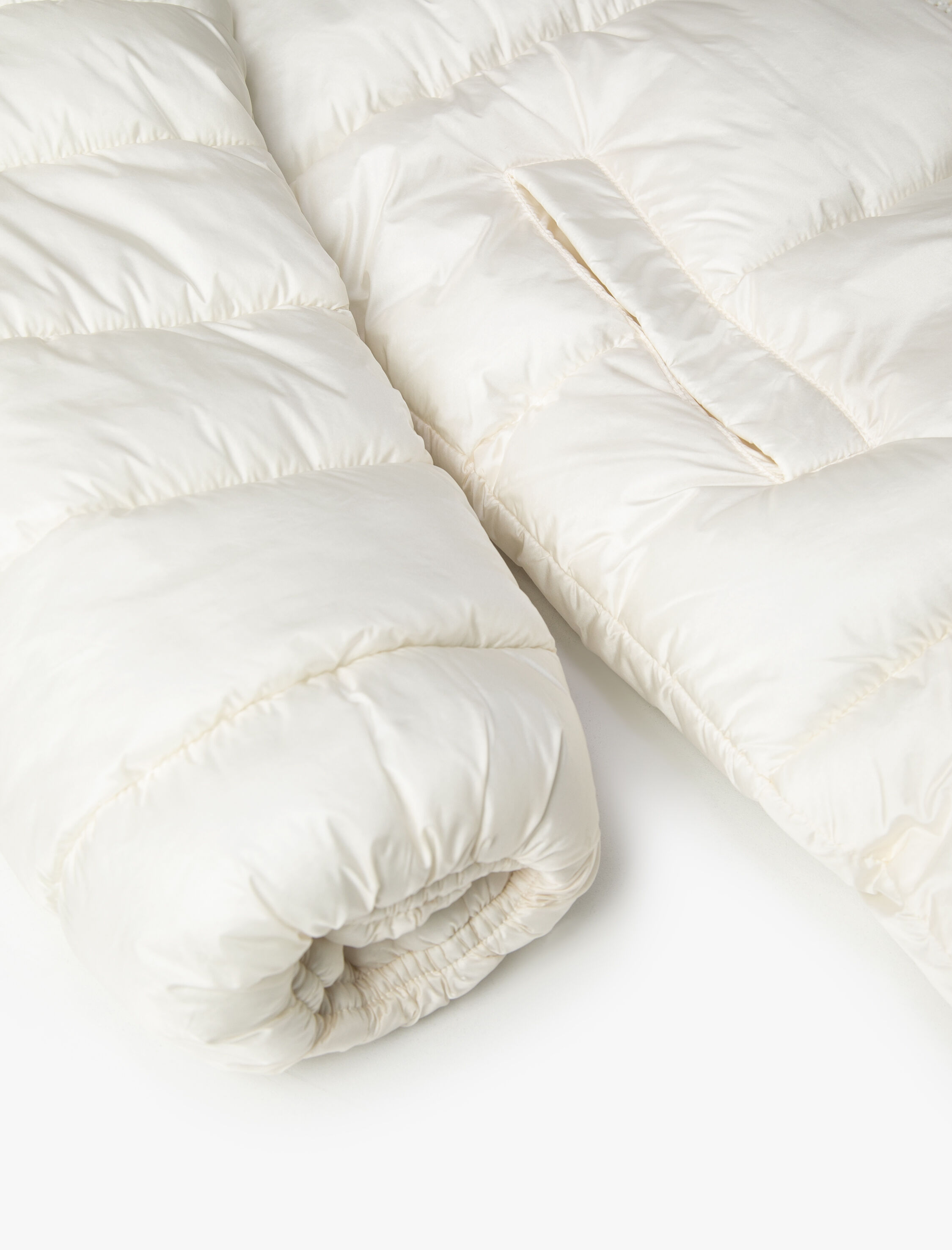   Şişme Mont Kapüşonlu Fermuarlı Cep Detaylı