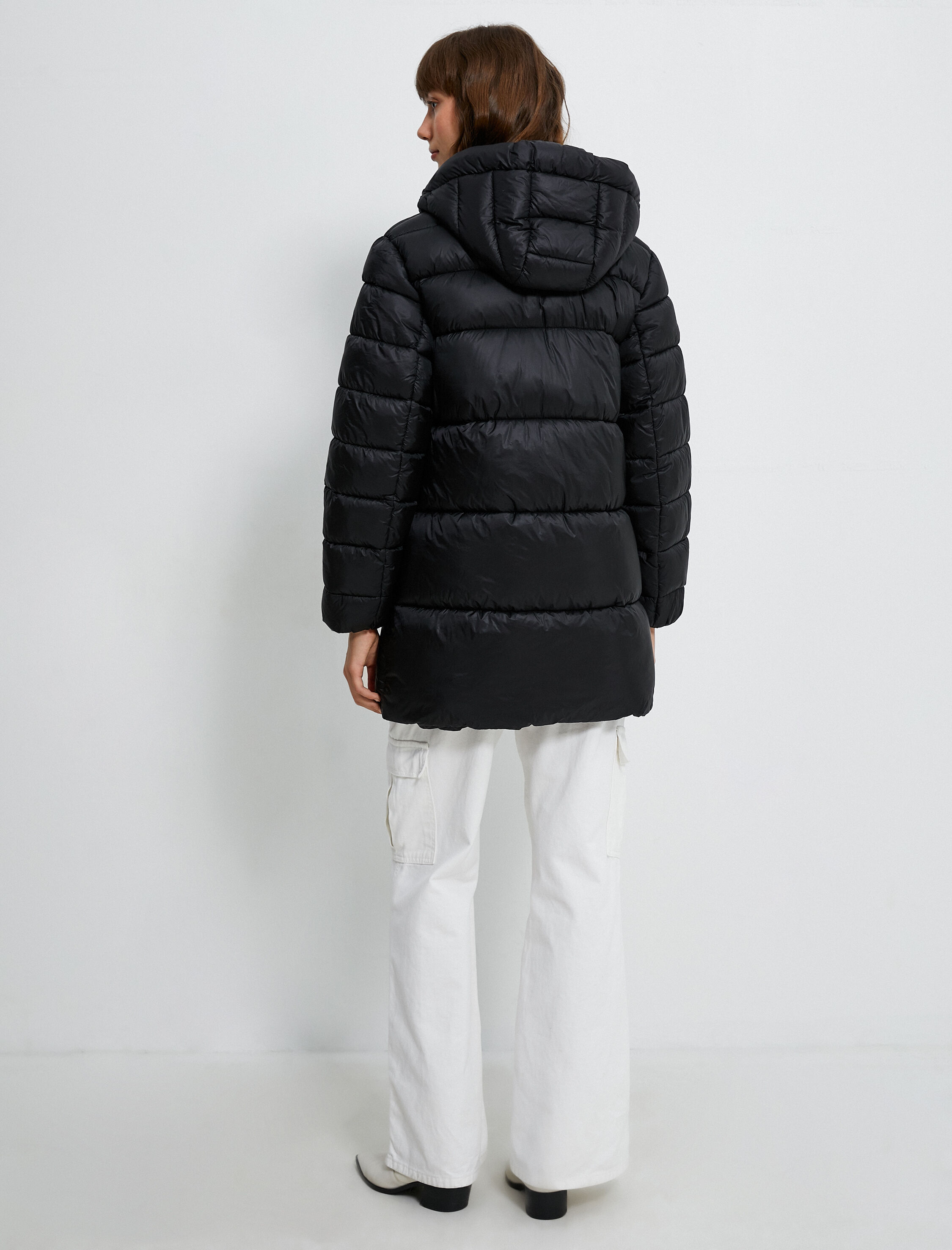   Şişme Mont Kapüşonlu Fermuarlı Cep Detaylı