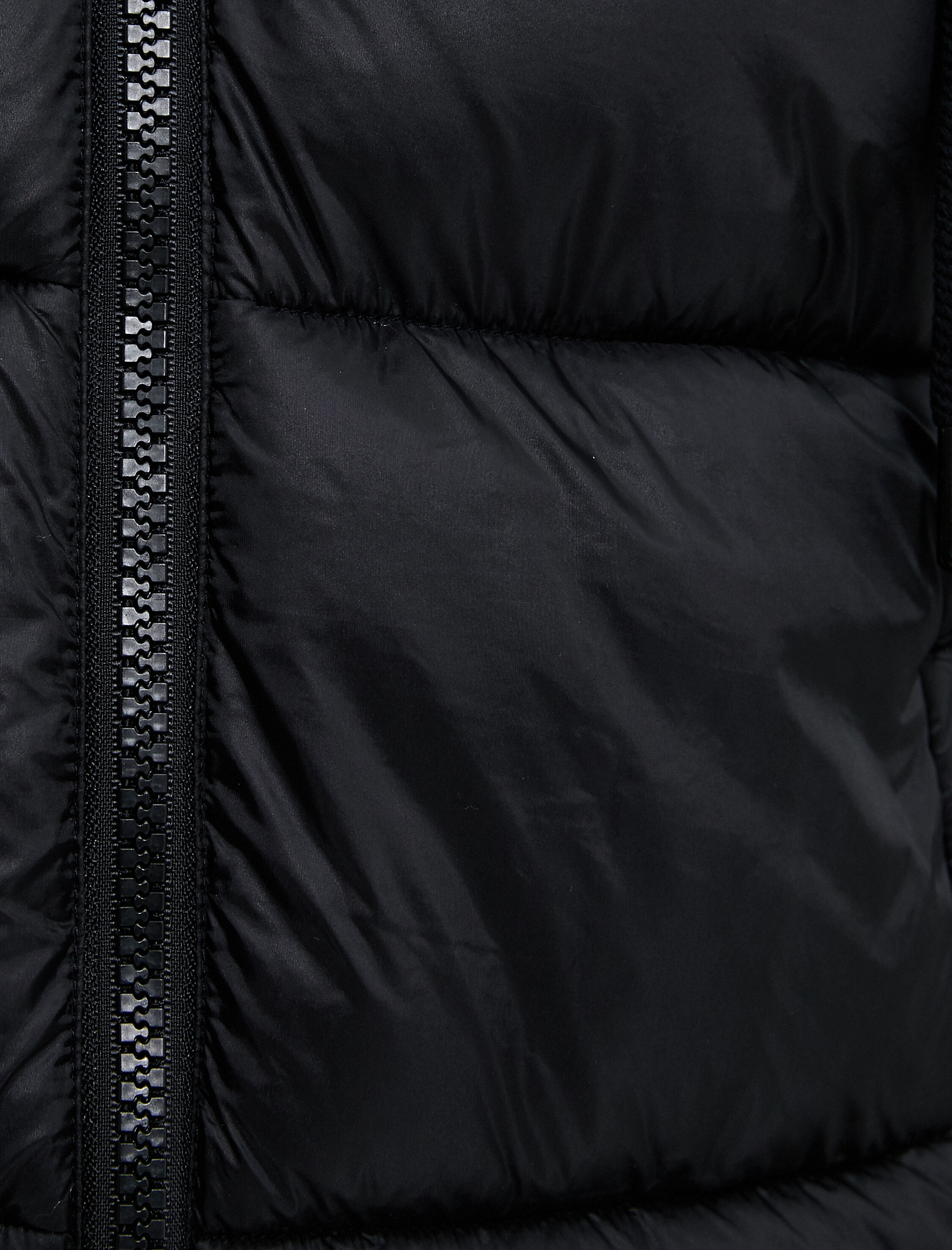   Şişme Mont Kapüşonlu Fermuarlı Cep Detaylı