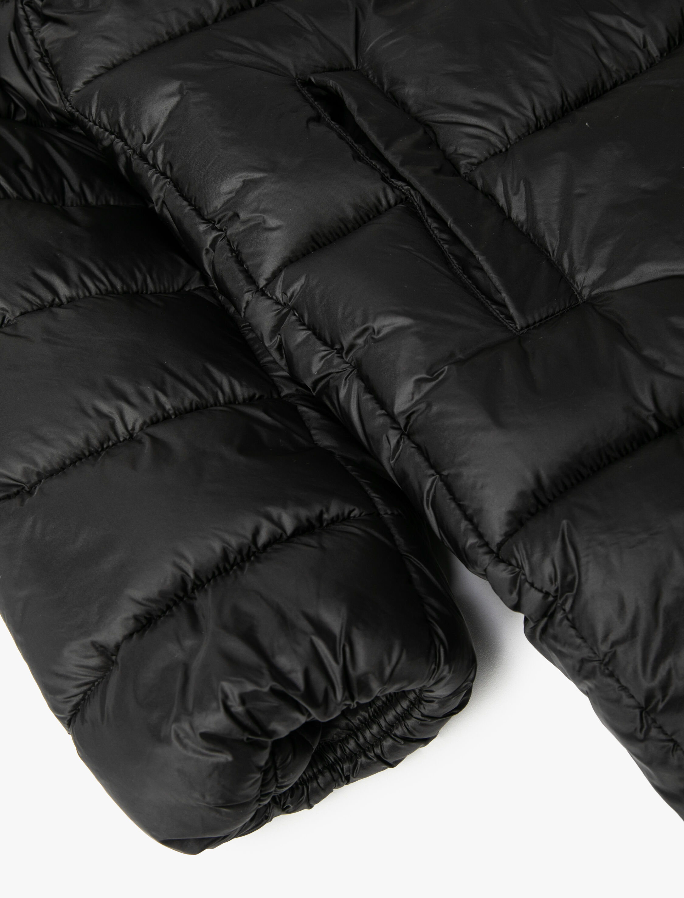   Şişme Mont Kapüşonlu Fermuarlı Cep Detaylı