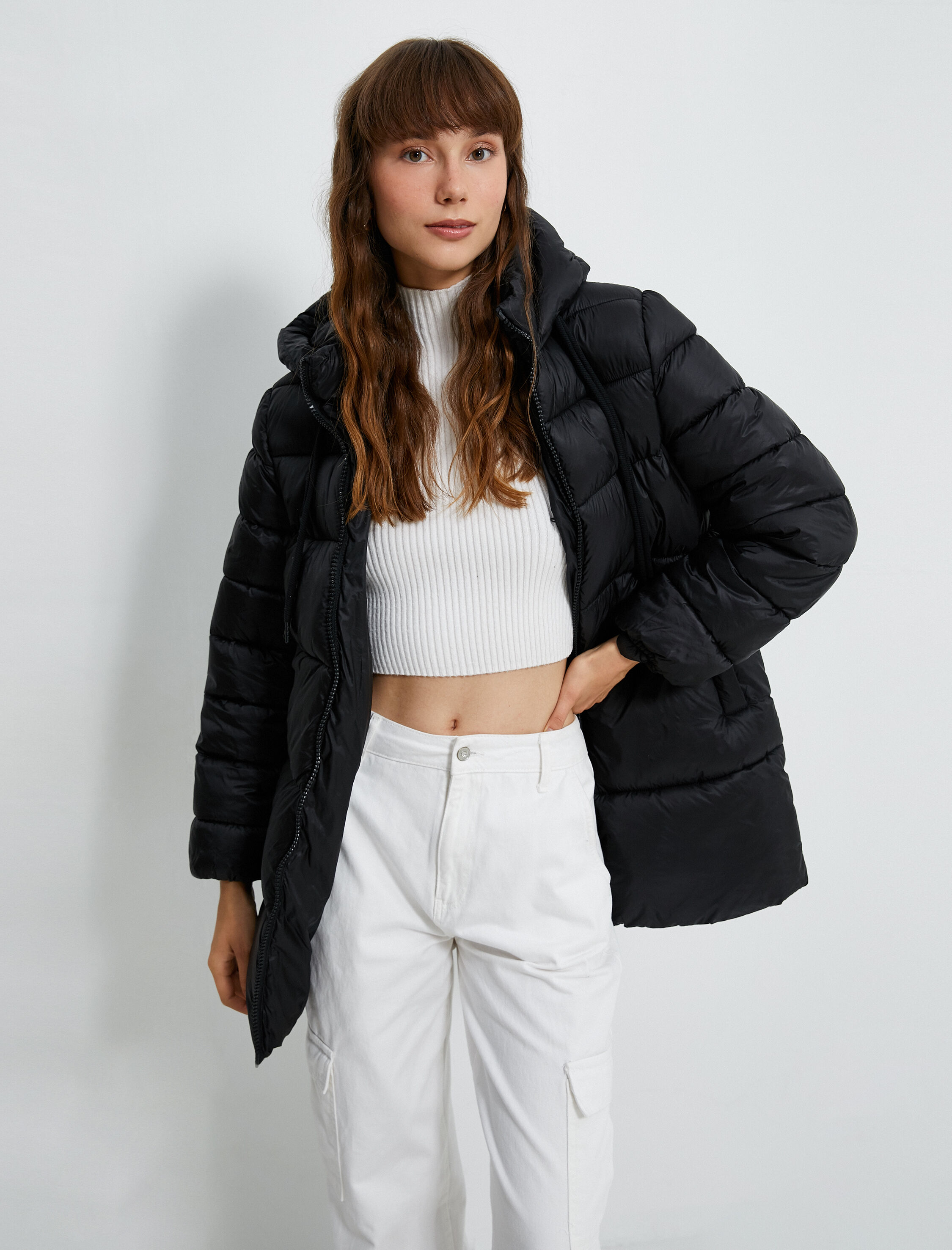   Şişme Mont Kapüşonlu Fermuarlı Cep Detaylı