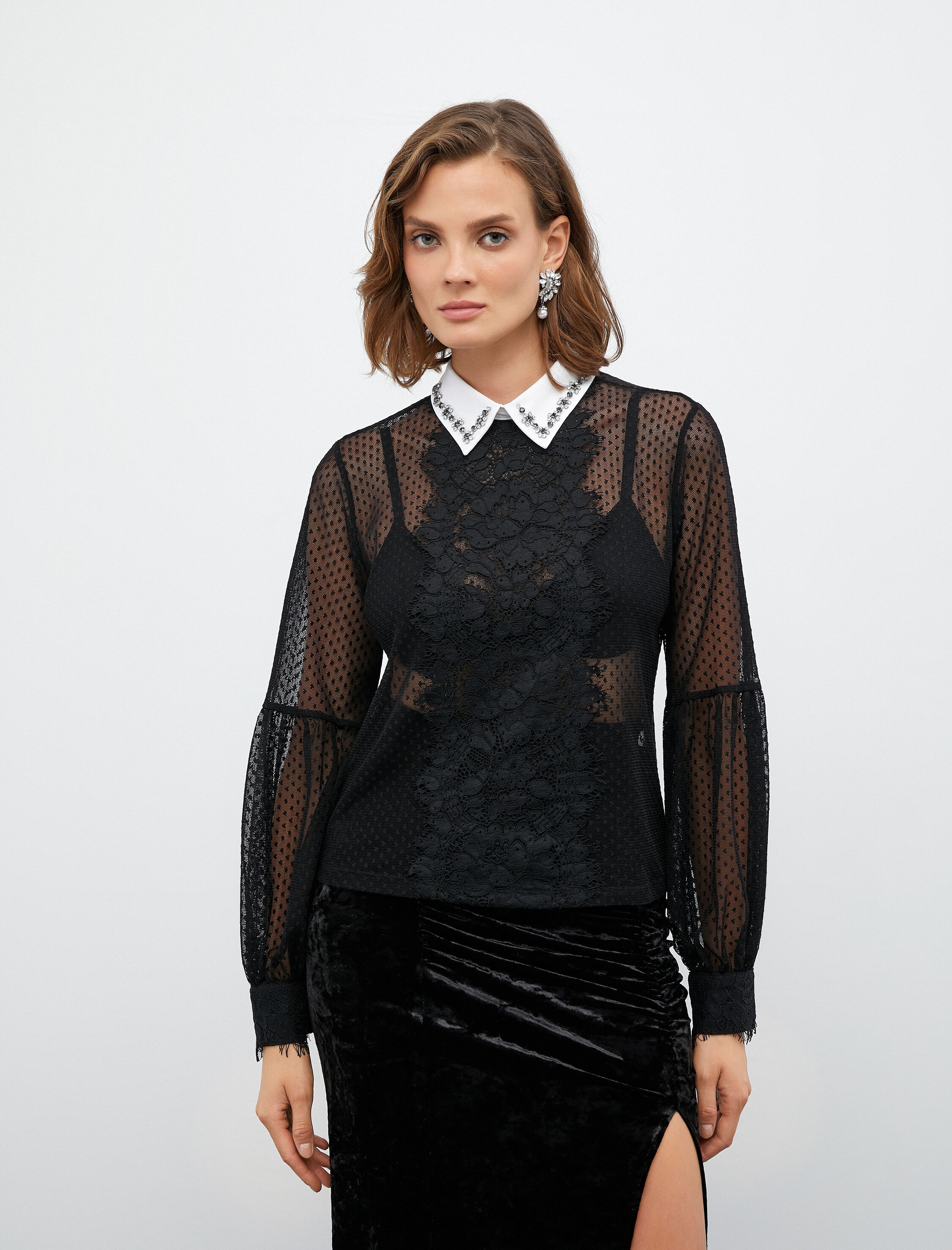   Melis Ağazat X Koton - Taşlı Gömlek Yaka Dantelli Bluz
