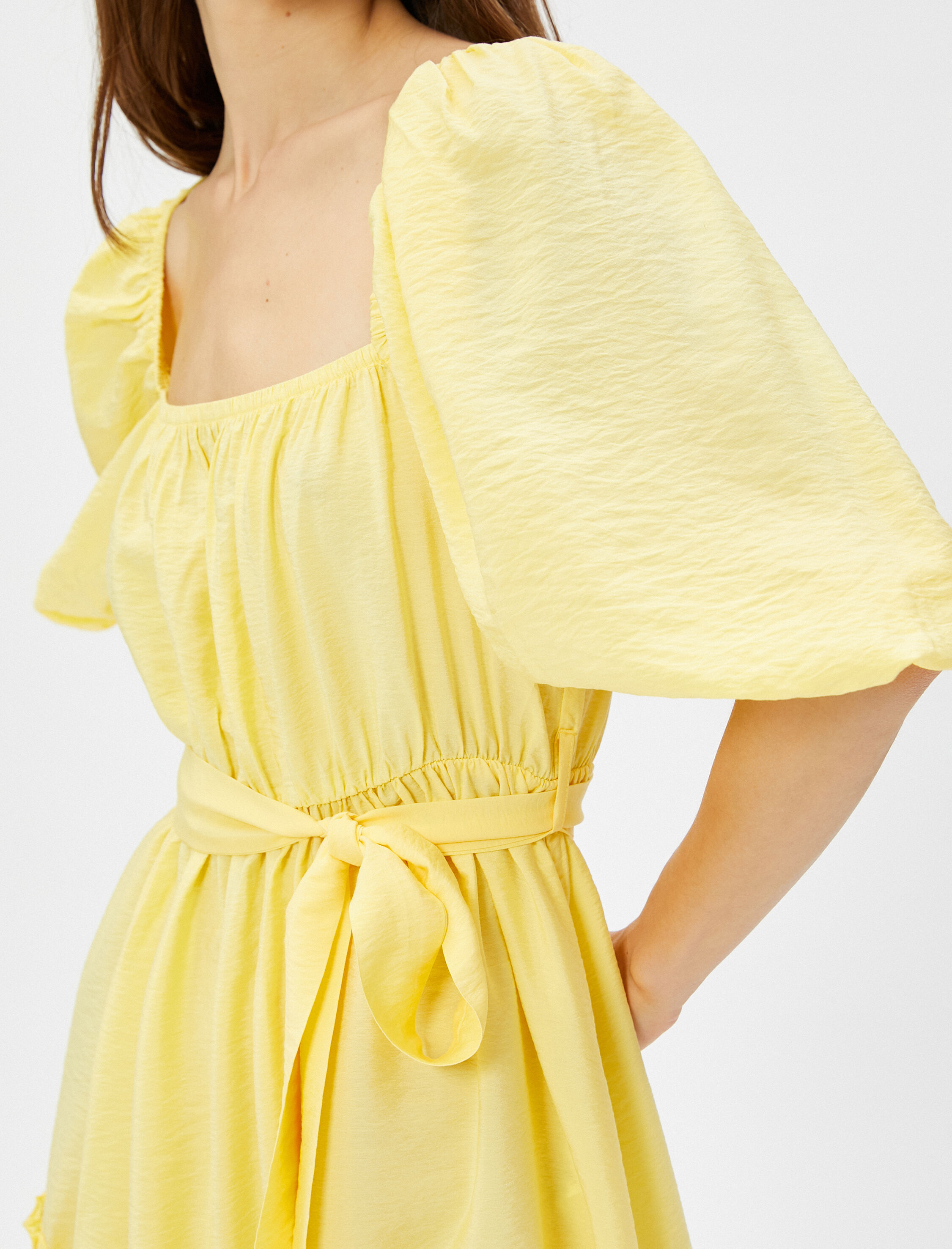   Kemerli Balon Kol Katlı Kısa Elbise