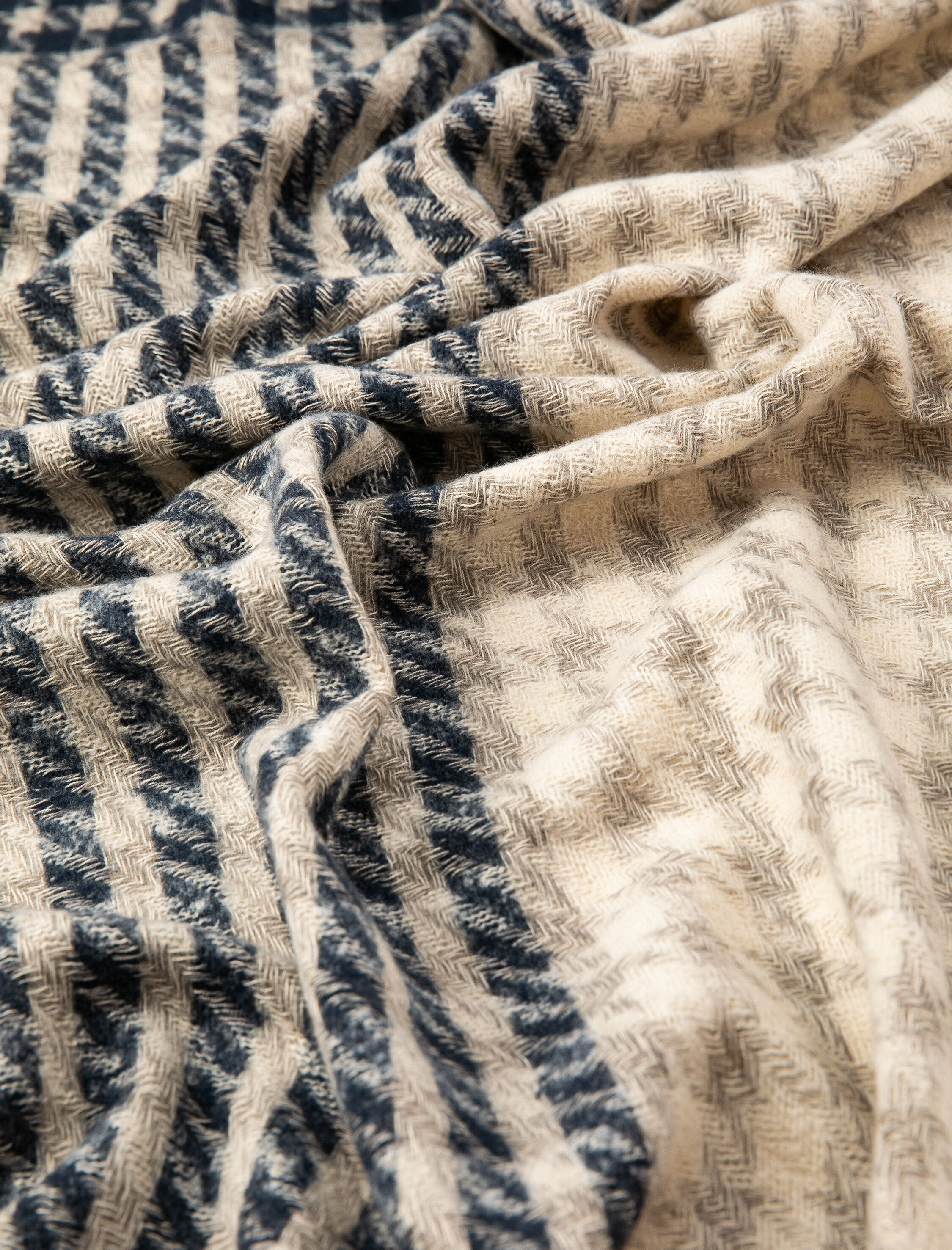  Kadın Kazayağı Desenli Atkı Püsküllü