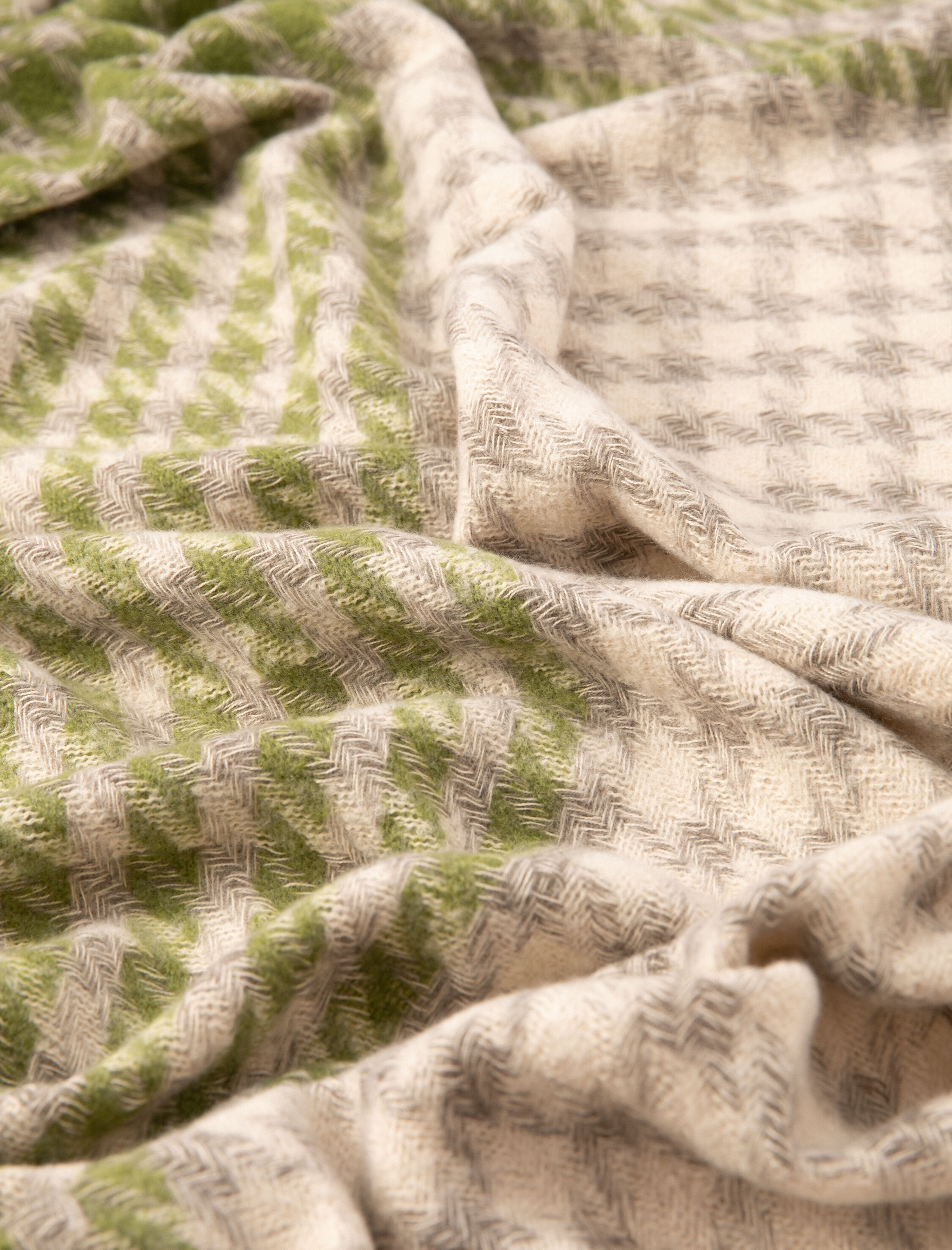  Kadın Kazayağı Desenli Atkı Püsküllü