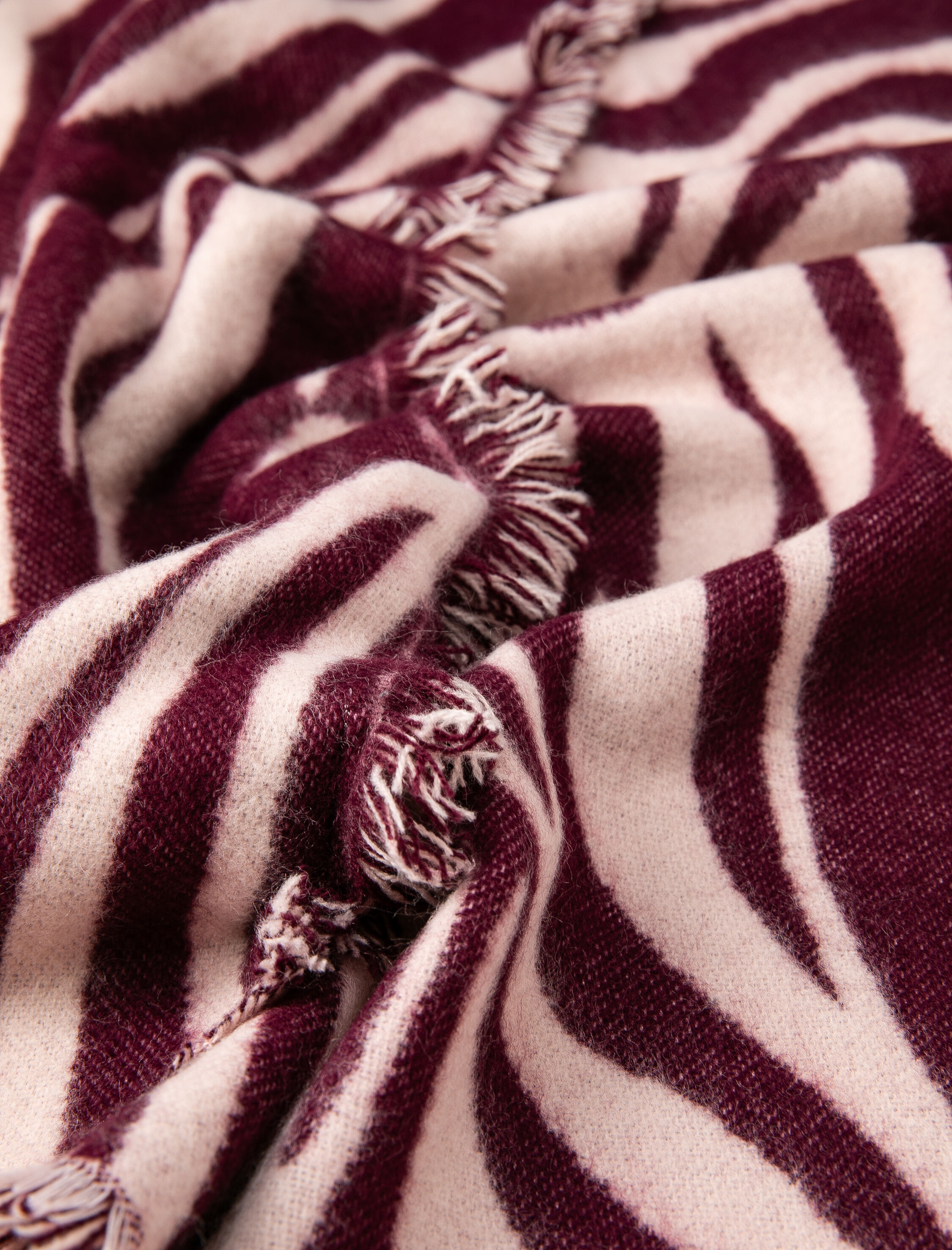  Kadın Zebra Desenli Atkı Çift Taraflı Asimetrik Kesim Püsküllü