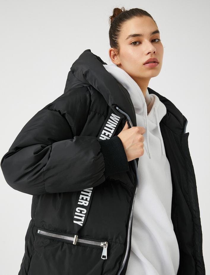  Uzun Şişme Mont Fermuarlı Cep Detaylı Kapüşonlu Slogan Baskılı