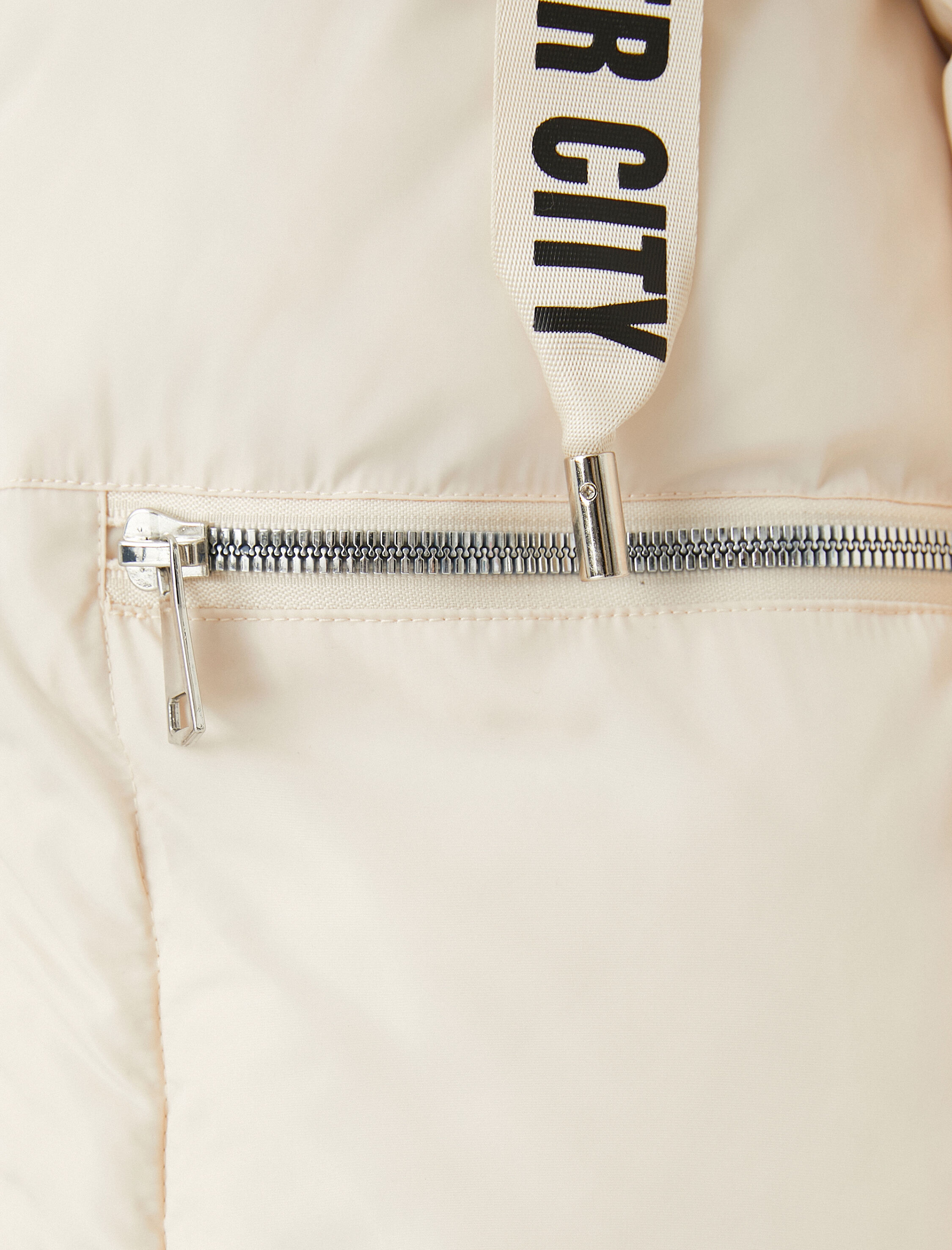   Uzun Şişme Mont Fermuarlı Cep Detaylı Kapüşonlu Slogan Baskılı