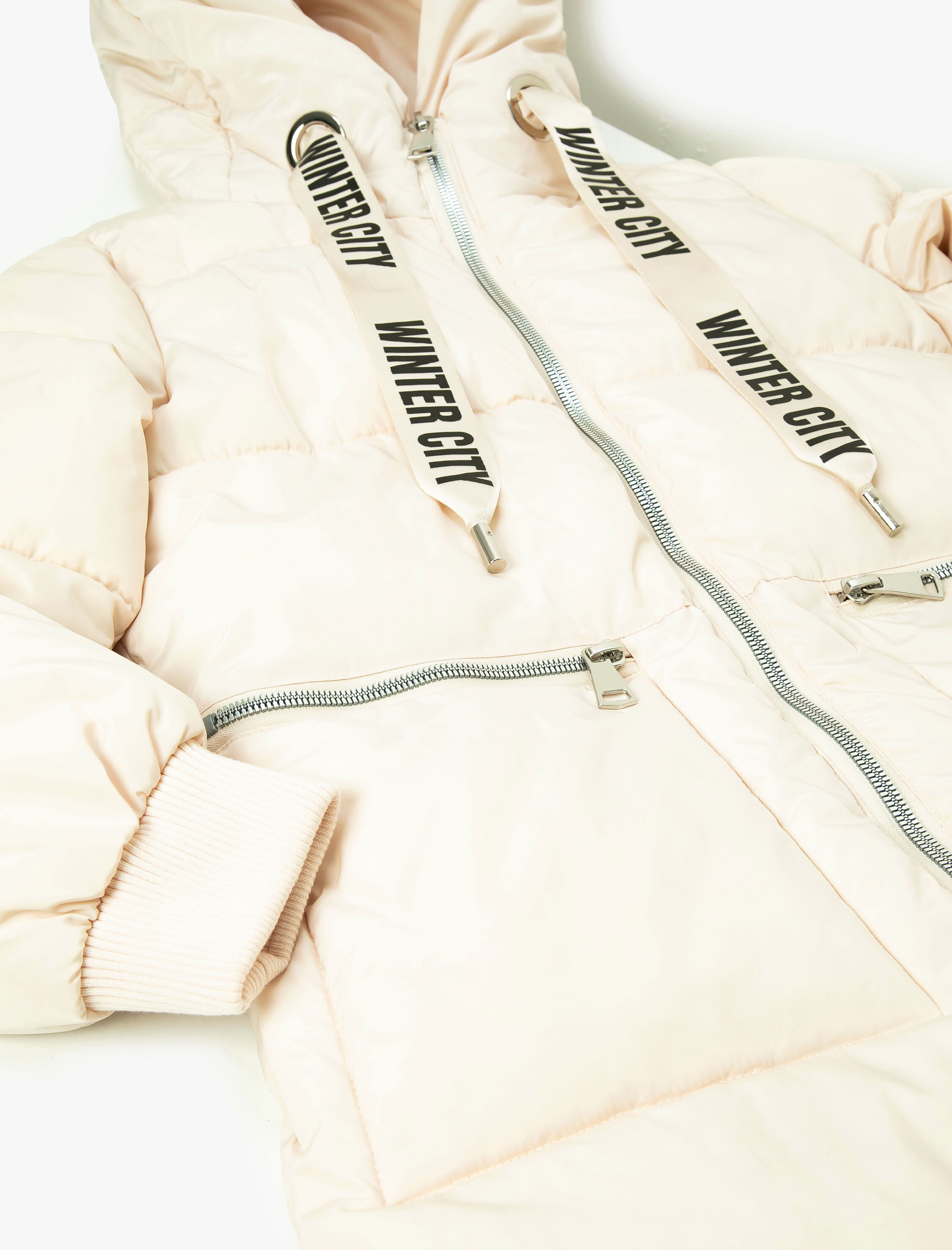   Uzun Şişme Mont Fermuarlı Cep Detaylı Kapüşonlu Slogan Baskılı