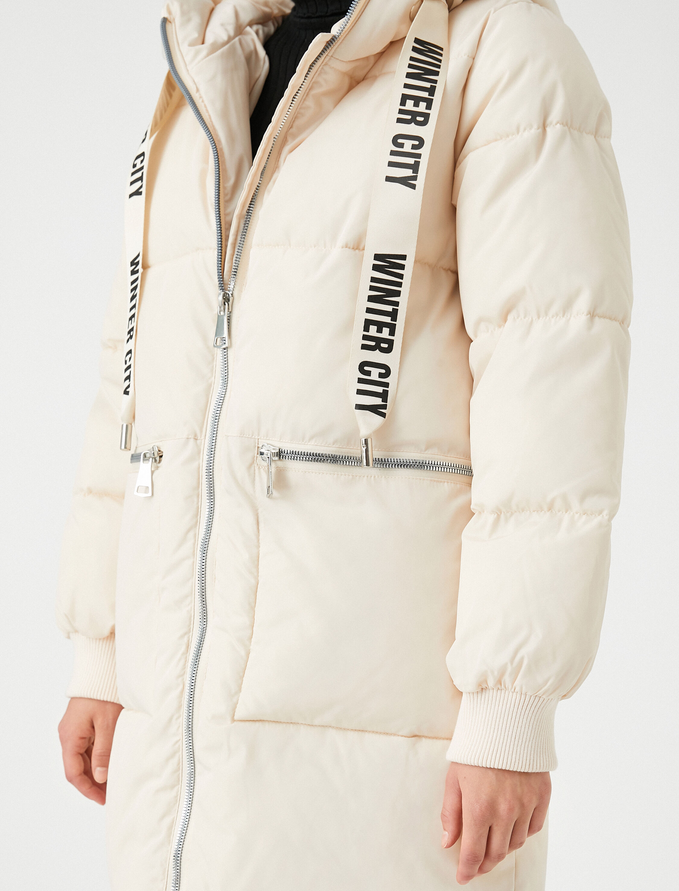   Uzun Şişme Mont Fermuarlı Cep Detaylı Kapüşonlu Slogan Baskılı