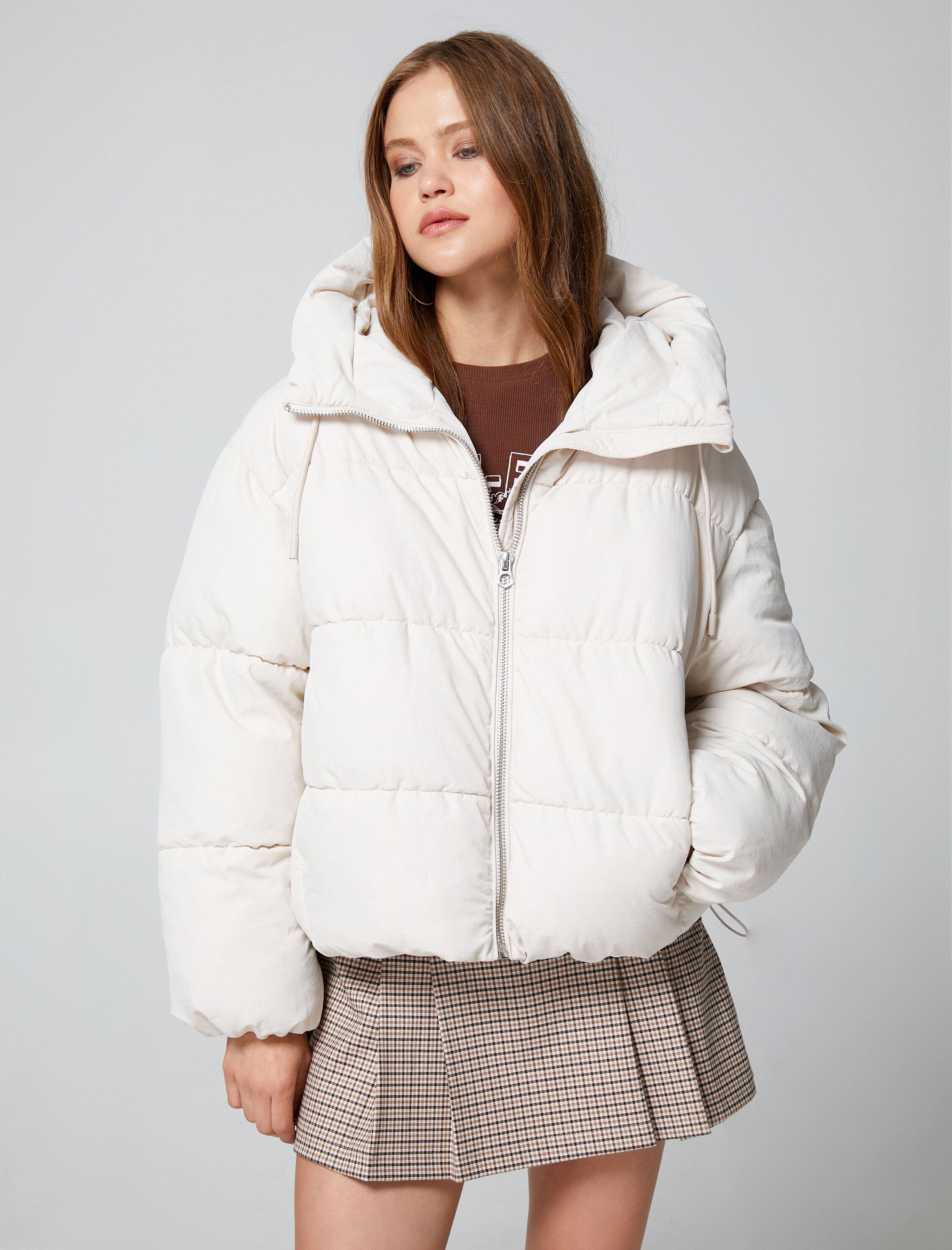   Kısa Şişme Mont Kapüşonlu Fermuarlı Cep Detaylı Dik Yaka