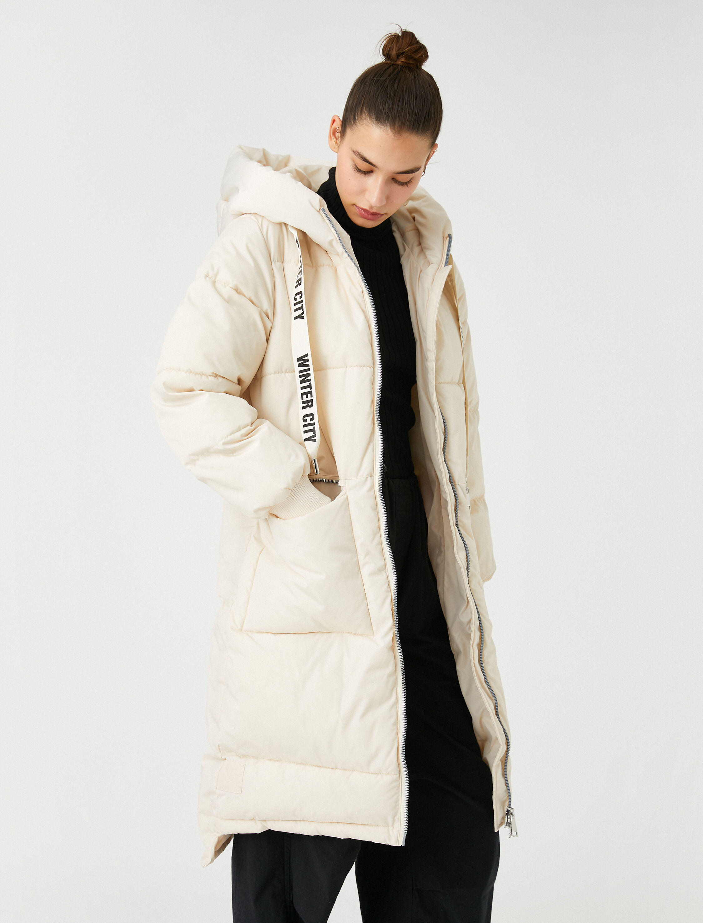   Uzun Şişme Mont Fermuarlı Cep Detaylı Kapüşonlu Slogan Baskılı