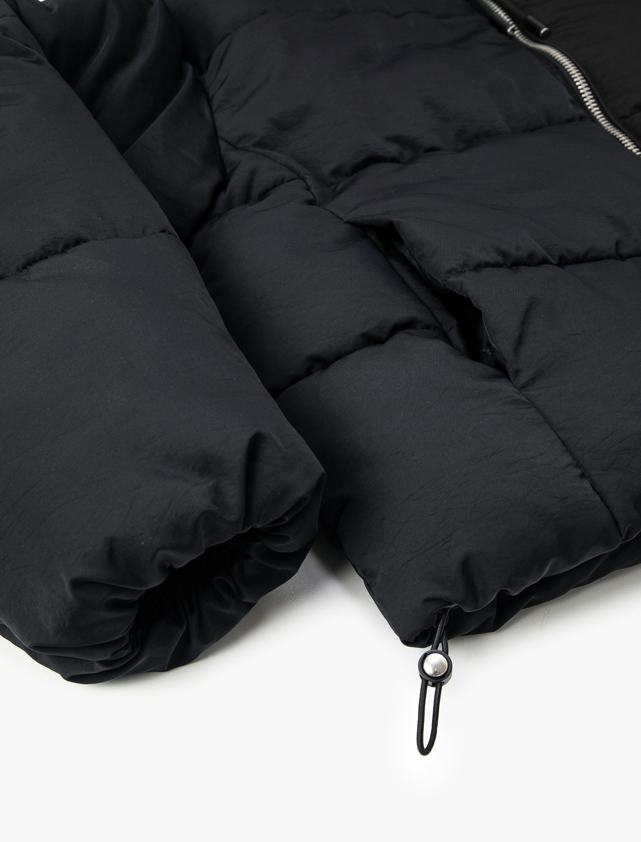   Kısa Şişme Mont Kapüşonlu Fermuarlı Cep Detaylı Dik Yaka