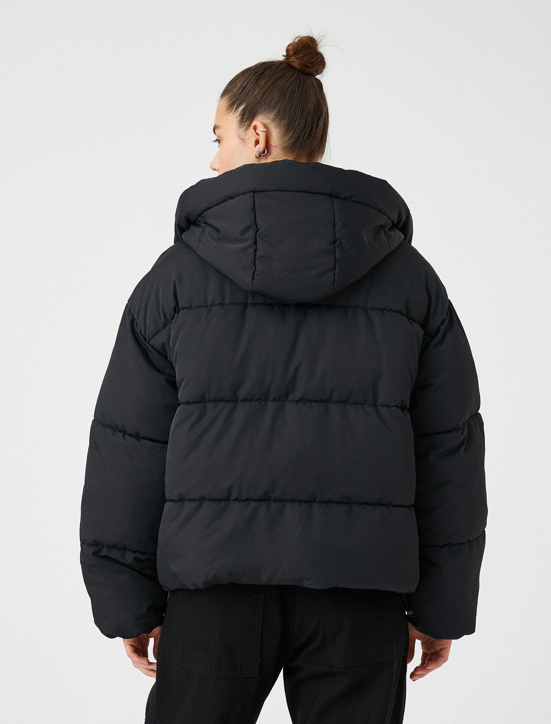   Kısa Şişme Mont Kapüşonlu Fermuarlı Cep Detaylı Dik Yaka