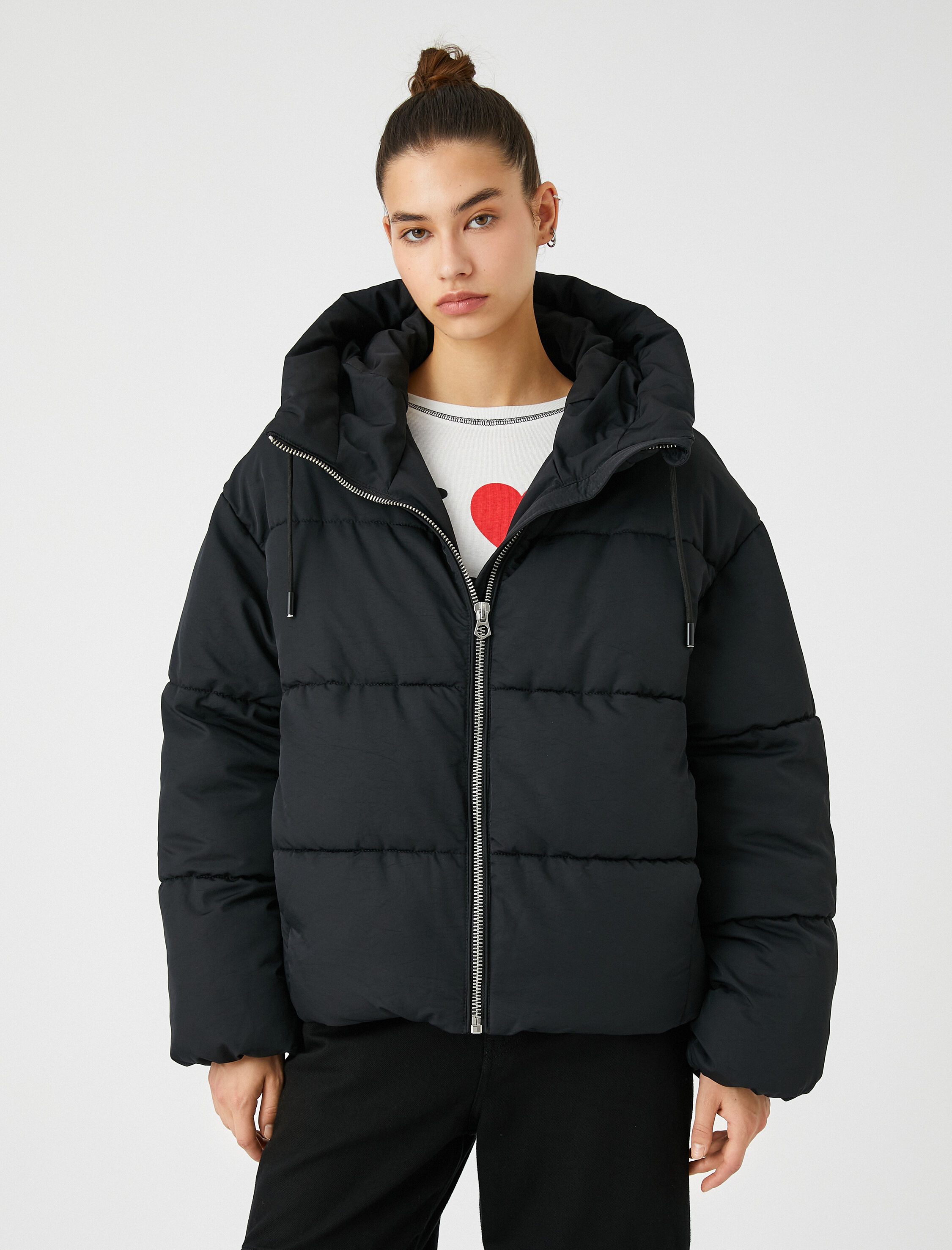   Kısa Şişme Mont Kapüşonlu Fermuarlı Cep Detaylı Dik Yaka