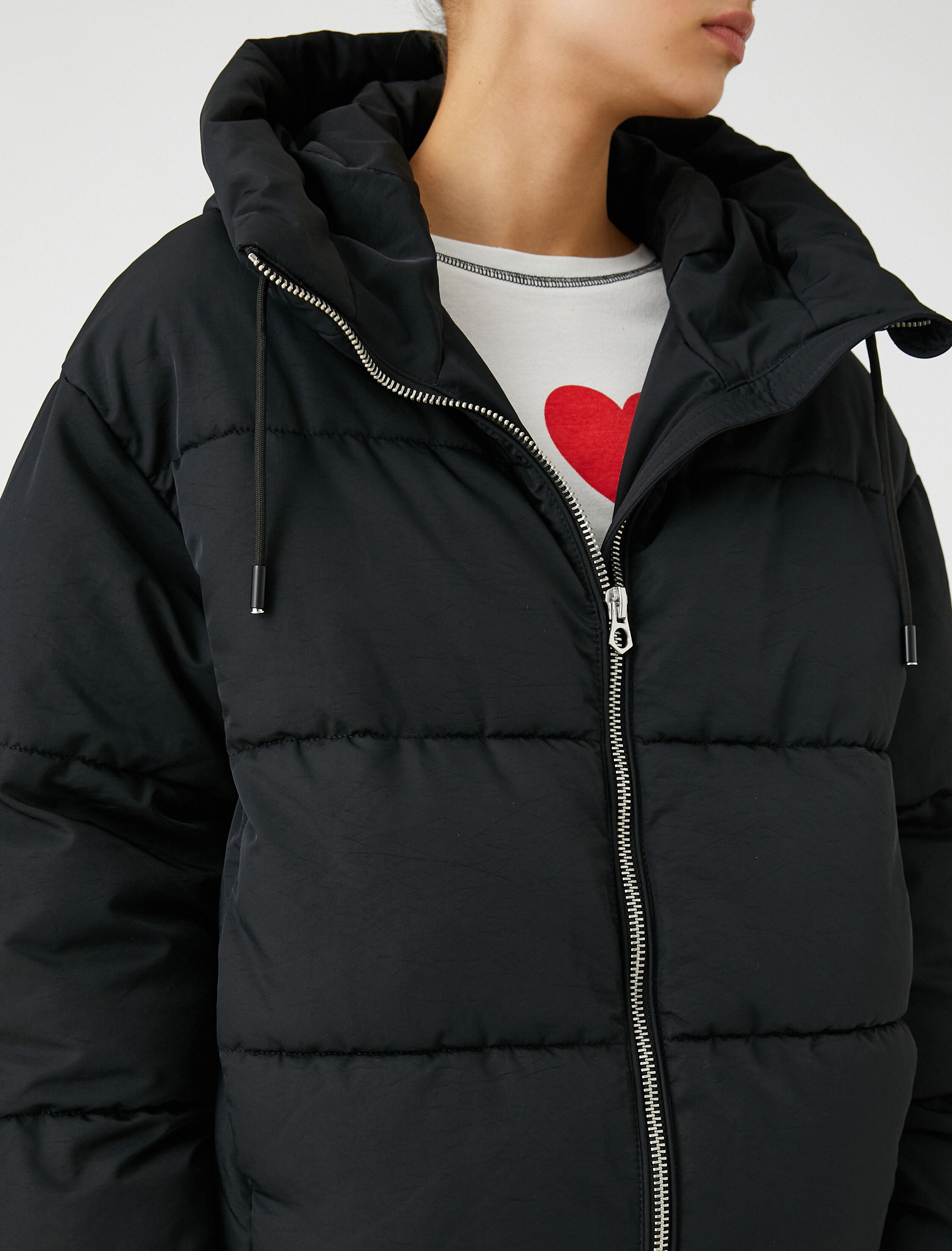   Kısa Şişme Mont Kapüşonlu Fermuarlı Cep Detaylı Dik Yaka