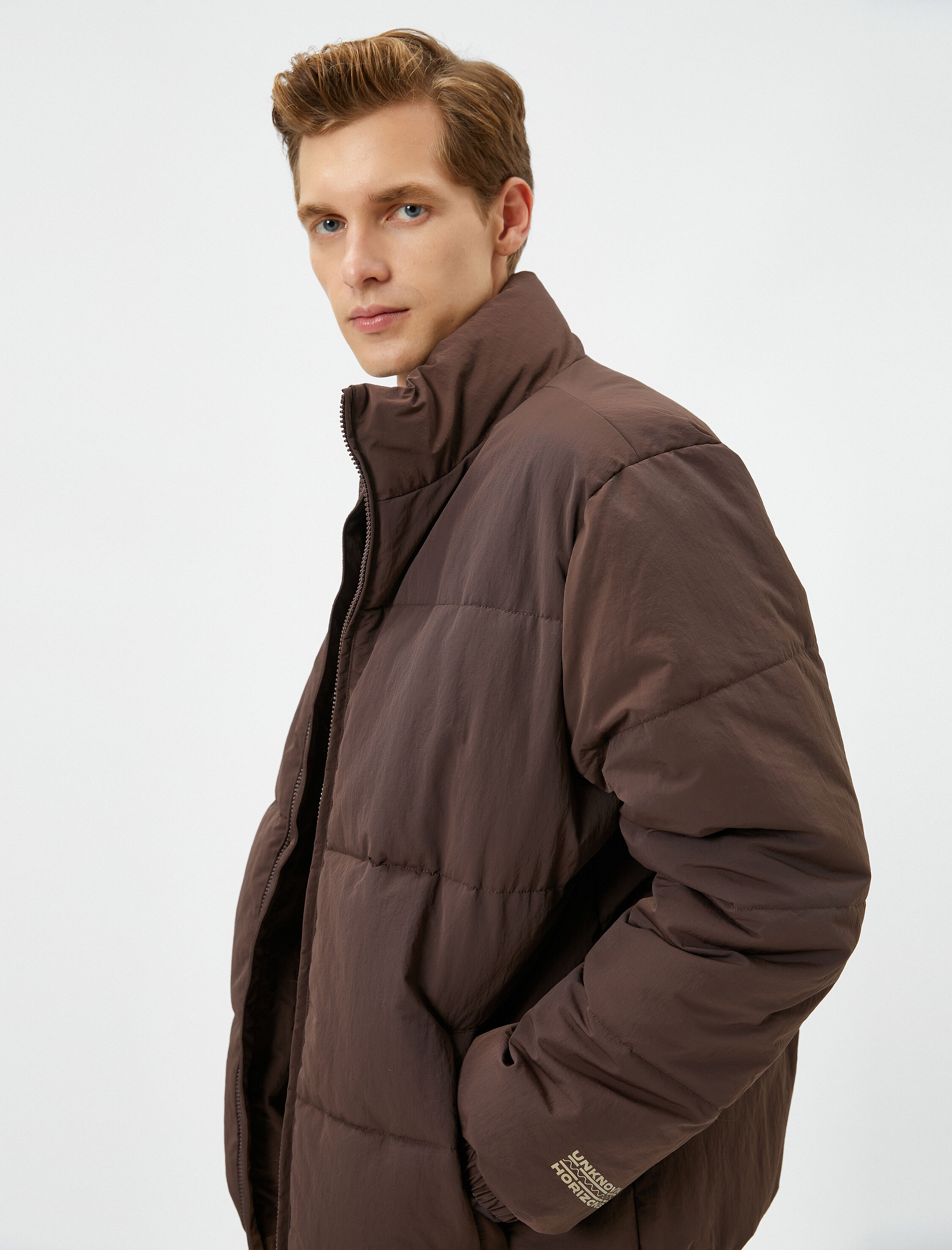 Şişme Mont Dik Yaka Fermuarlı Cep Detaylı Slogan Baskılı