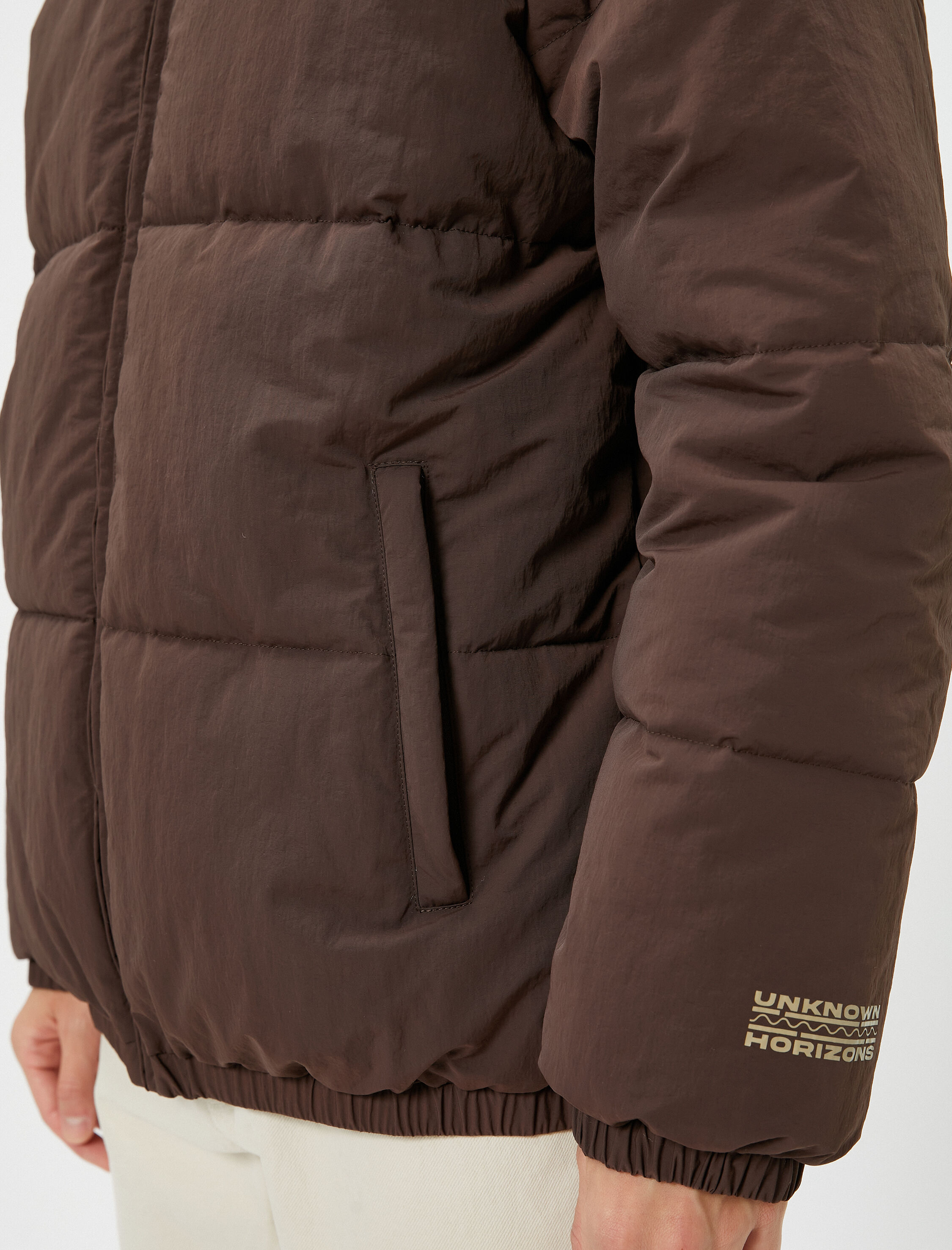 Şişme Mont Dik Yaka Fermuarlı Cep Detaylı Slogan Baskılı