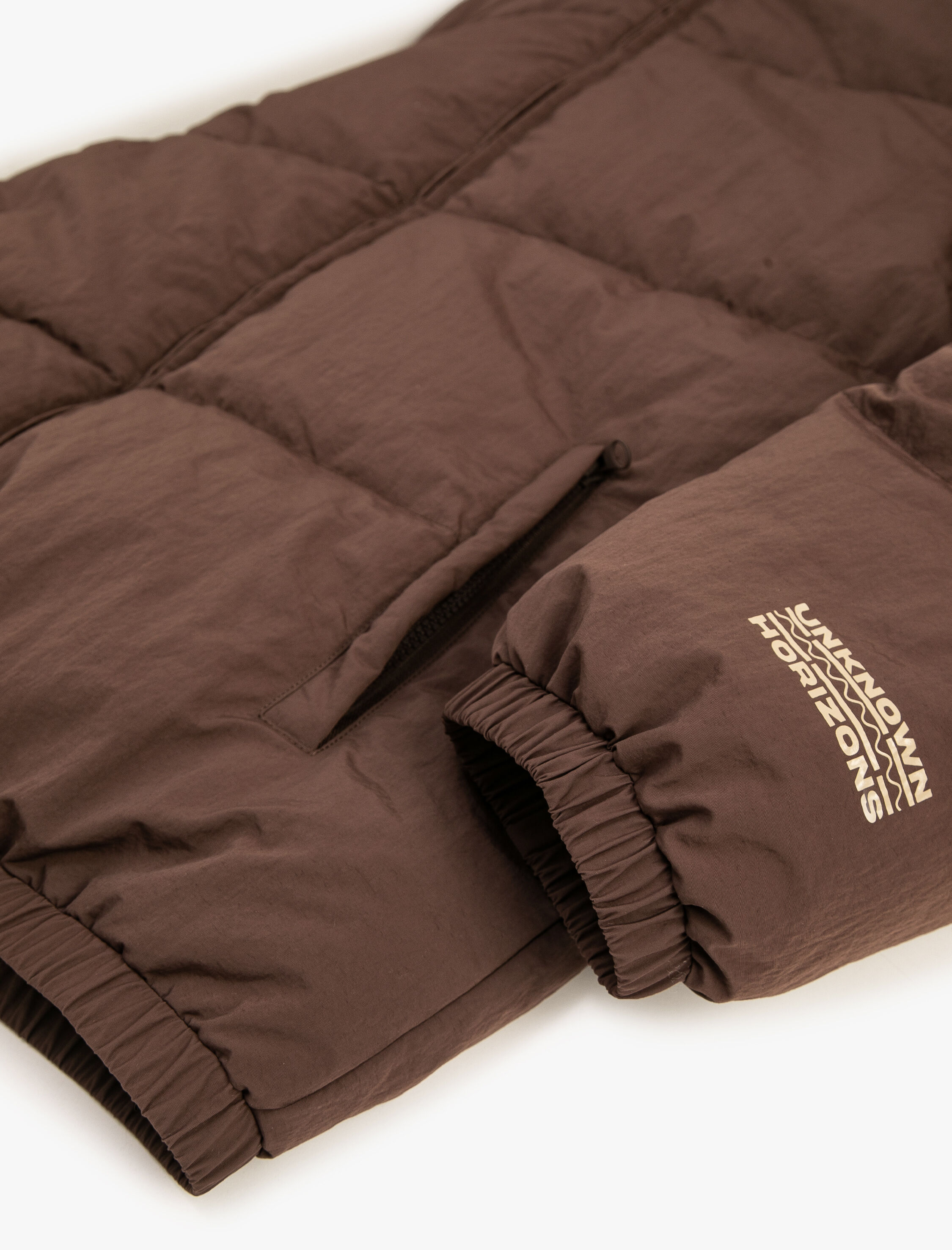 Şişme Mont Dik Yaka Fermuarlı Cep Detaylı Slogan Baskılı