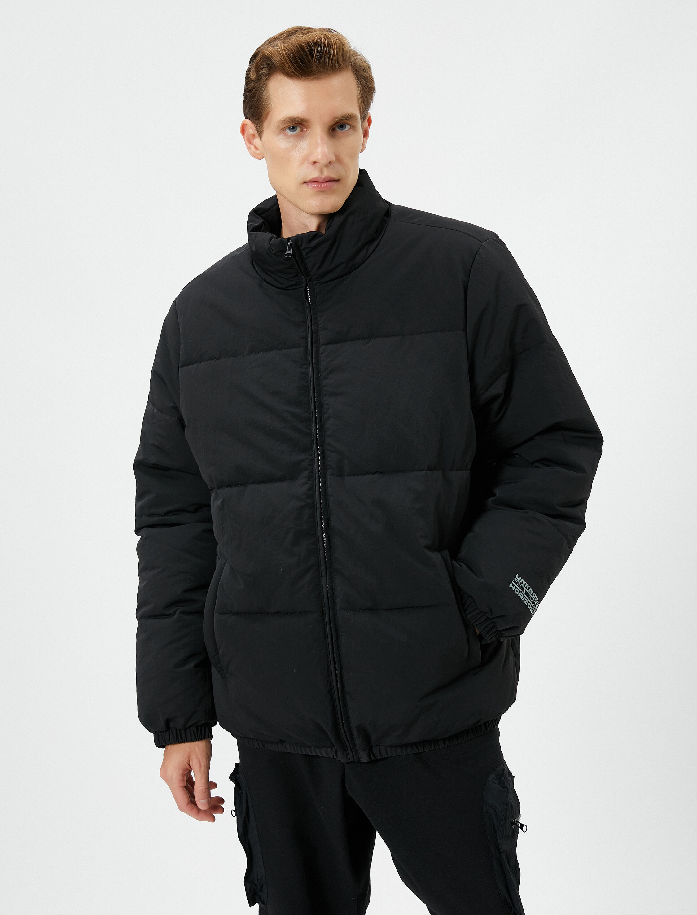   Şişme Mont Dik Yaka Fermuarlı Cep Detaylı Slogan Baskılı