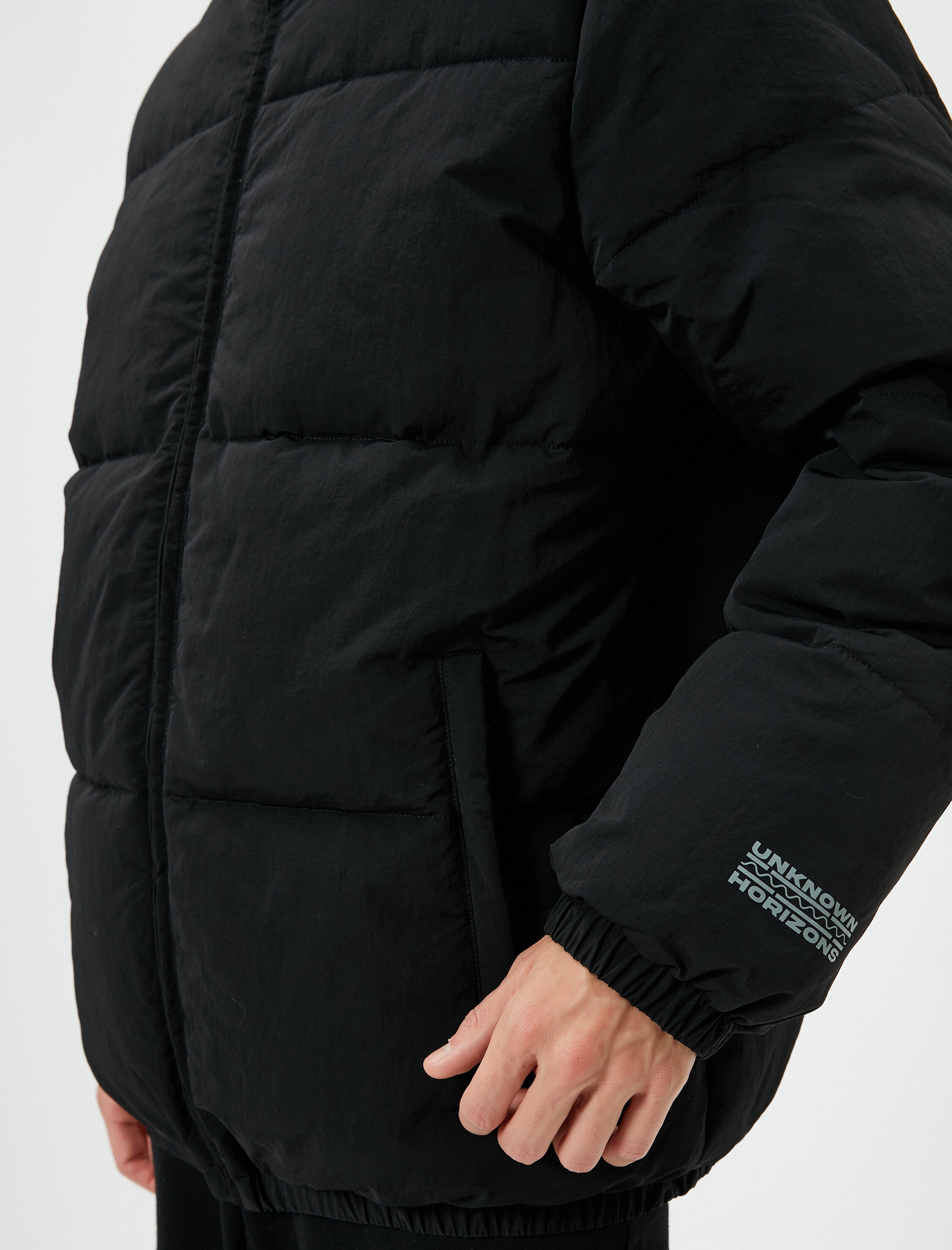   Şişme Mont Dik Yaka Fermuarlı Cep Detaylı Slogan Baskılı