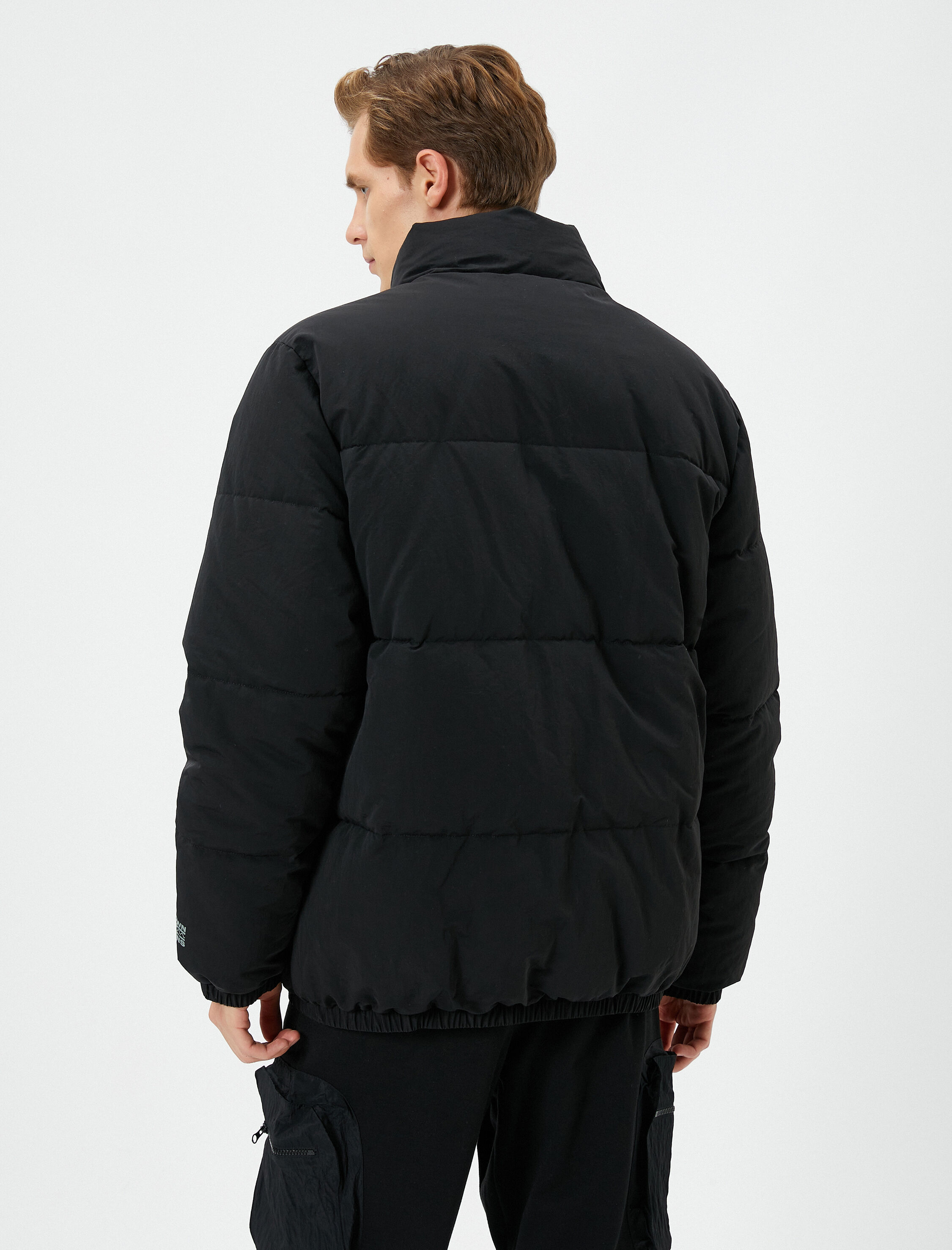   Şişme Mont Dik Yaka Fermuarlı Cep Detaylı Slogan Baskılı