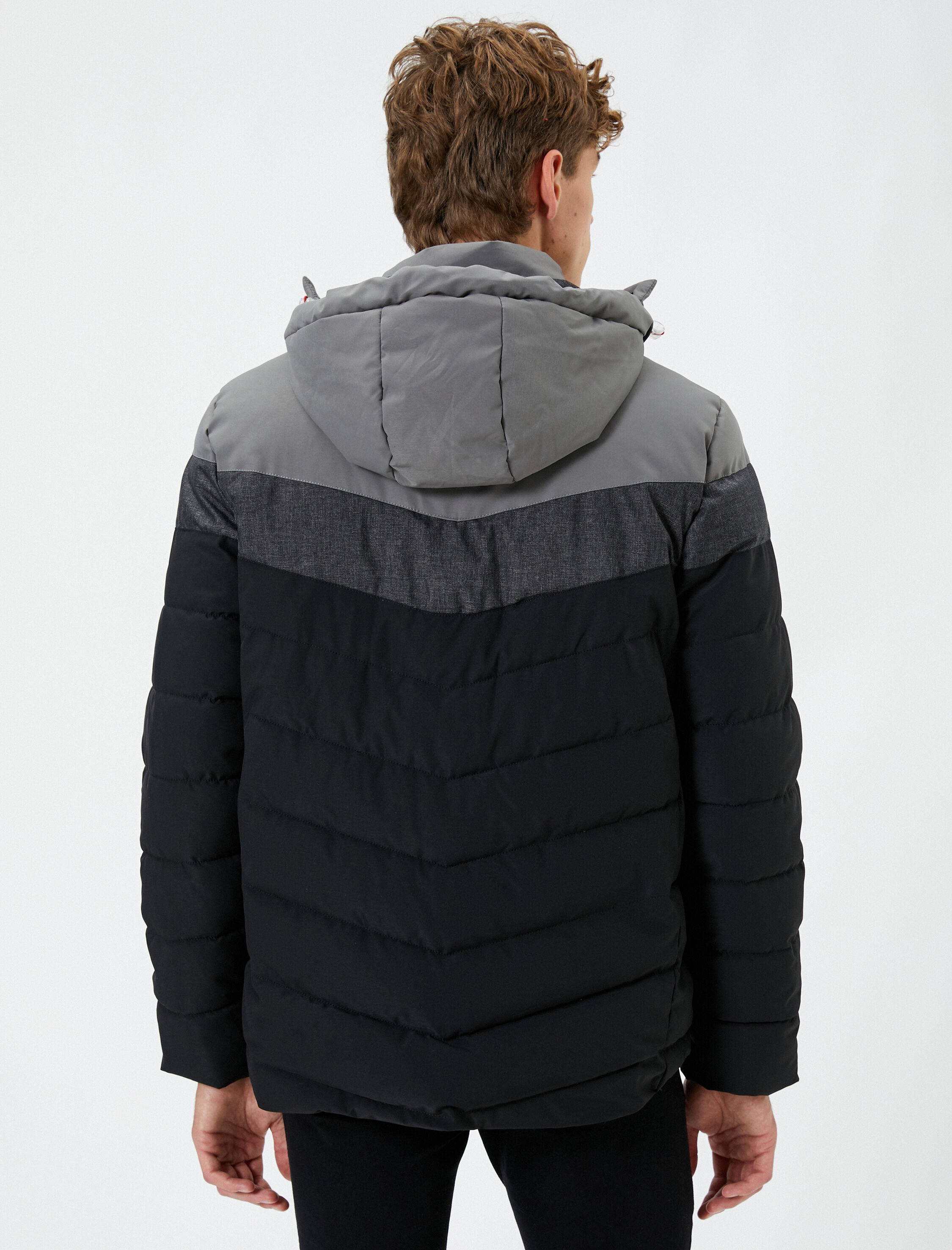   Şişme Mont Kapşonlu Baskılı Renk Bloklu Fermuarlı Cepli