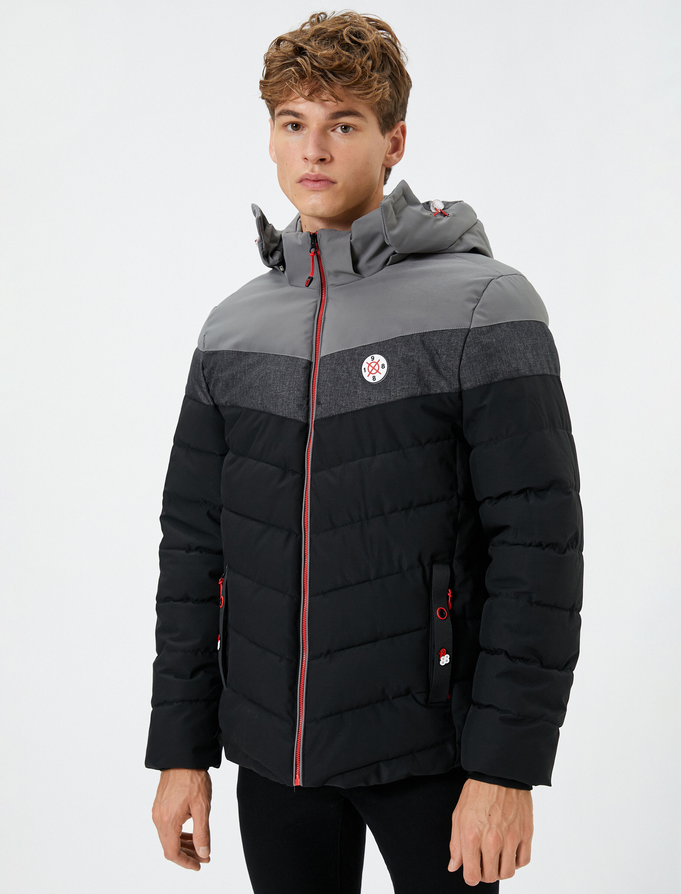   Şişme Mont Kapşonlu Baskılı Renk Bloklu Fermuarlı Cepli