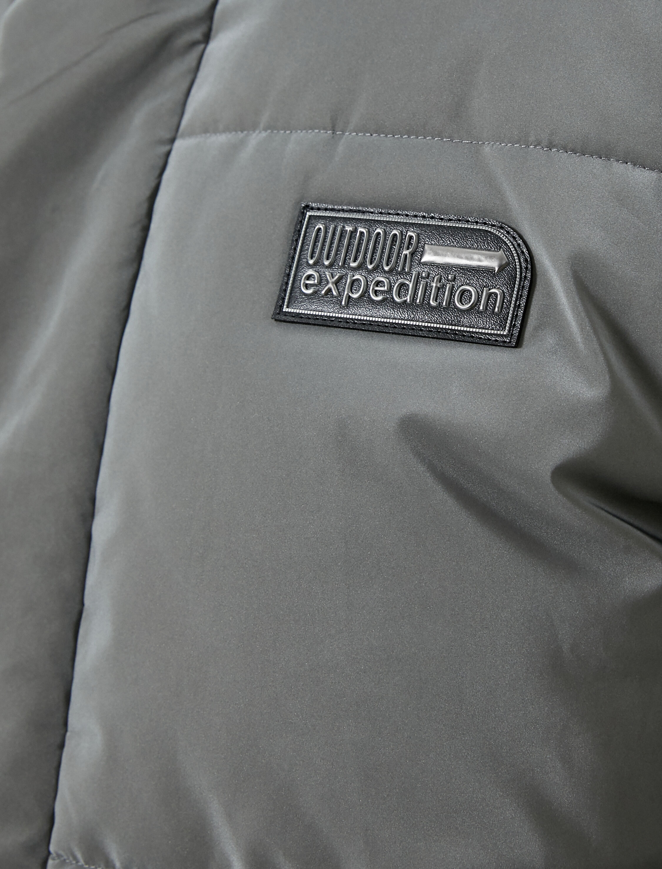   Şişme Mont Dik Yaka Fermuarlı Cep Detaylı Slogan Baskılı