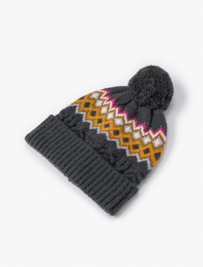 Kadın Desenli Örgü Bere Kenarları Katlı Ponpon Detaylı