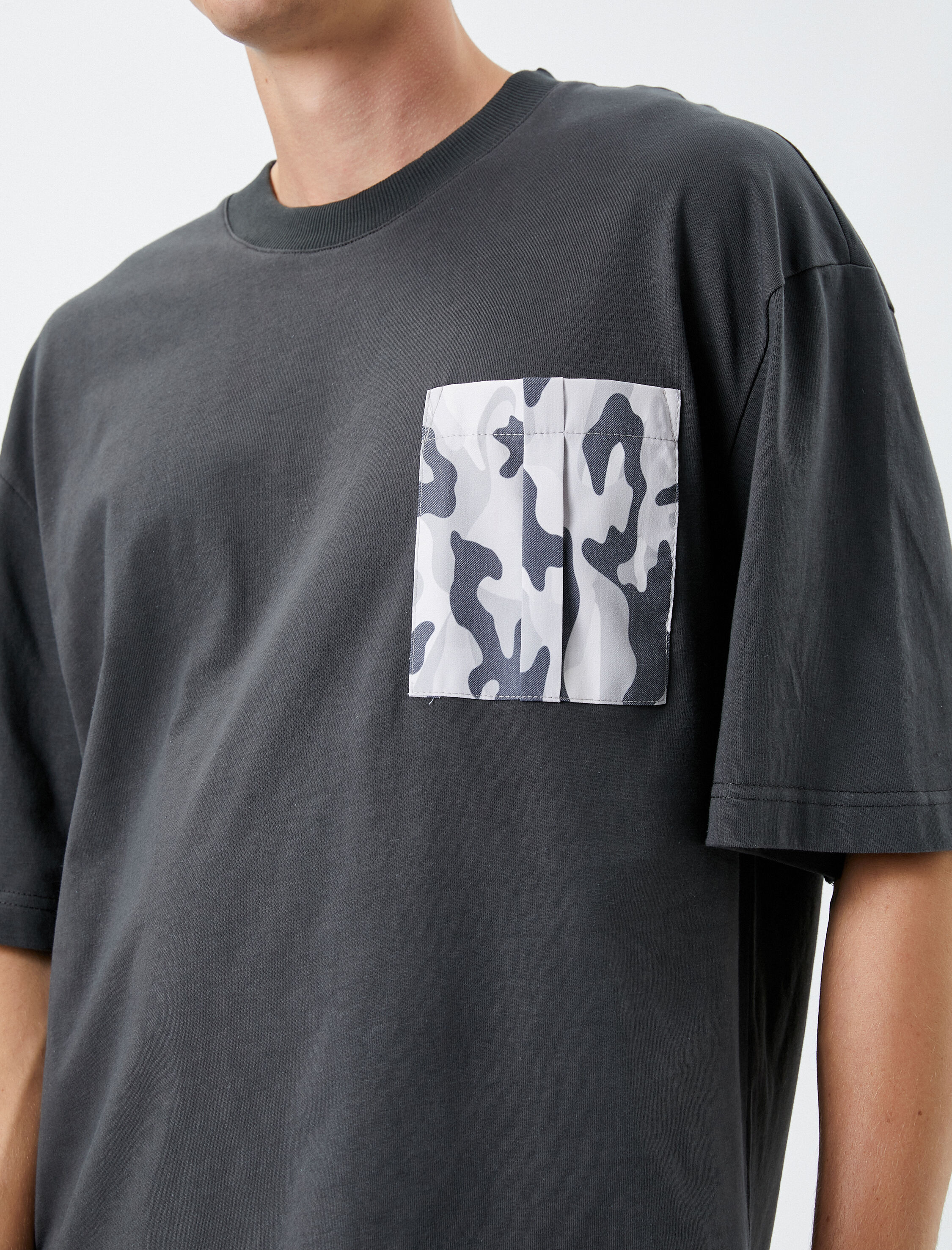   Bisiklet Yaka Tişört Cep Detaylı Kamuflaj Baskılı Kısa Kollu