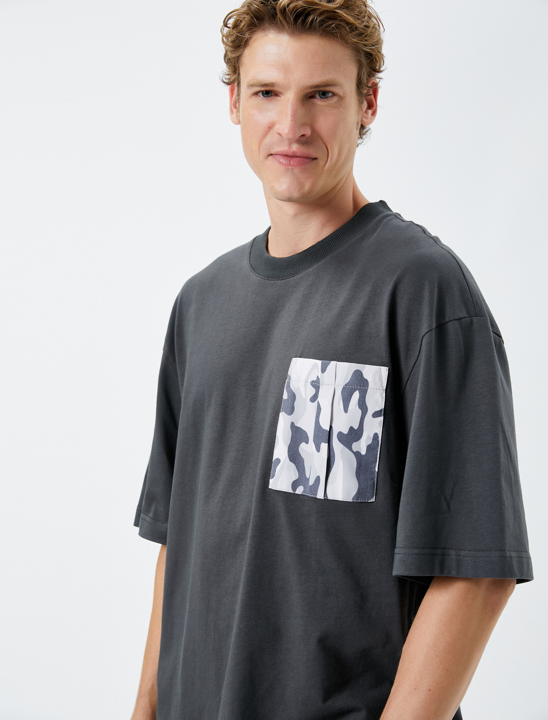   Bisiklet Yaka Tişört Cep Detaylı Kamuflaj Baskılı Kısa Kollu