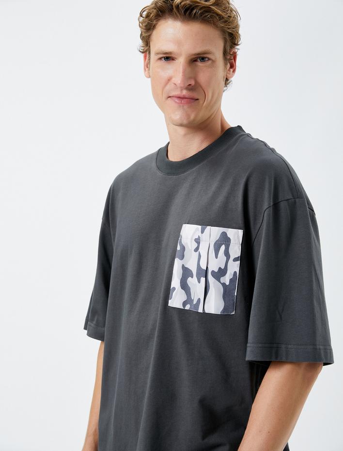  Bisiklet Yaka Tişört Cep Detaylı Kamuflaj Baskılı Kısa Kollu