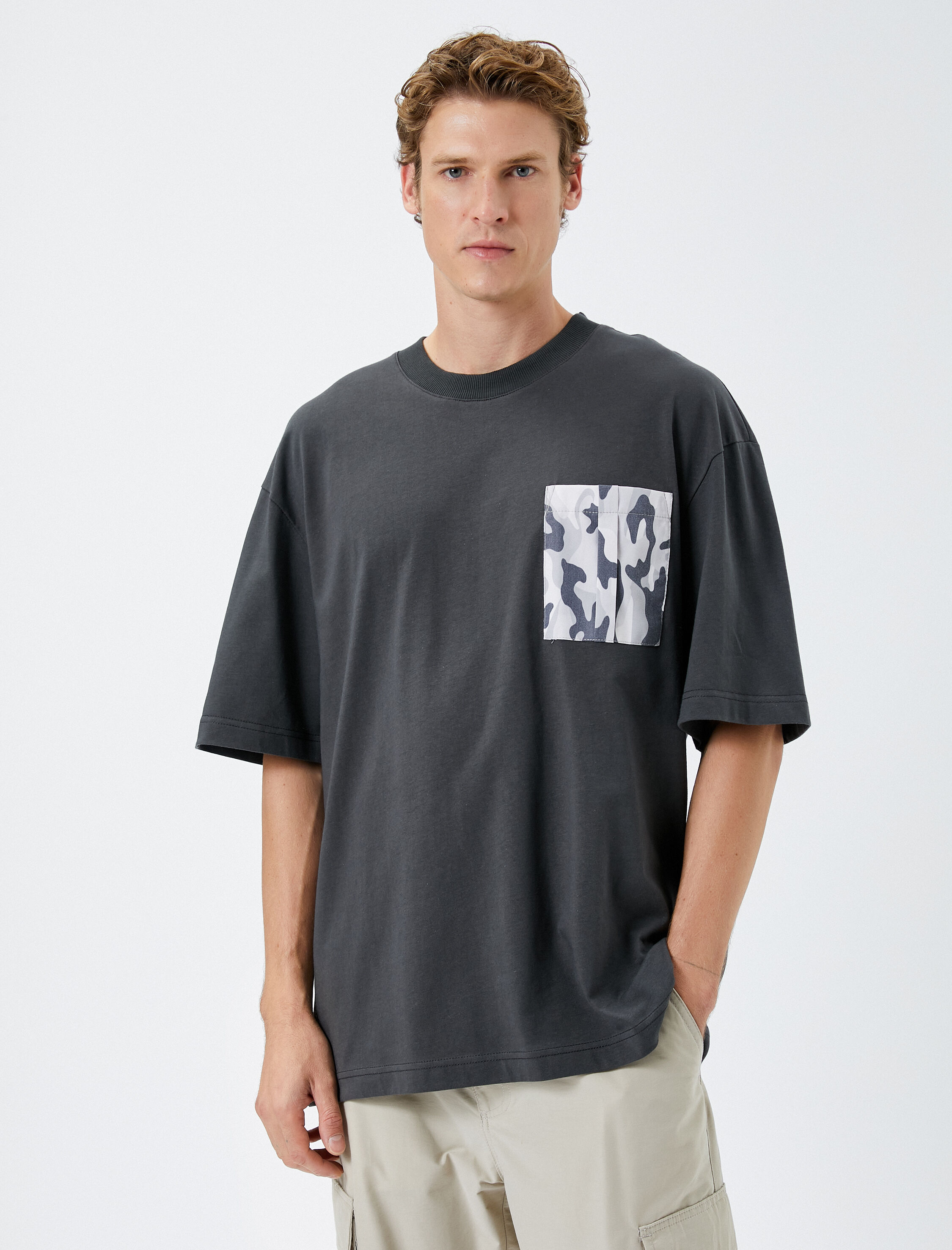   Bisiklet Yaka Tişört Cep Detaylı Kamuflaj Baskılı Kısa Kollu