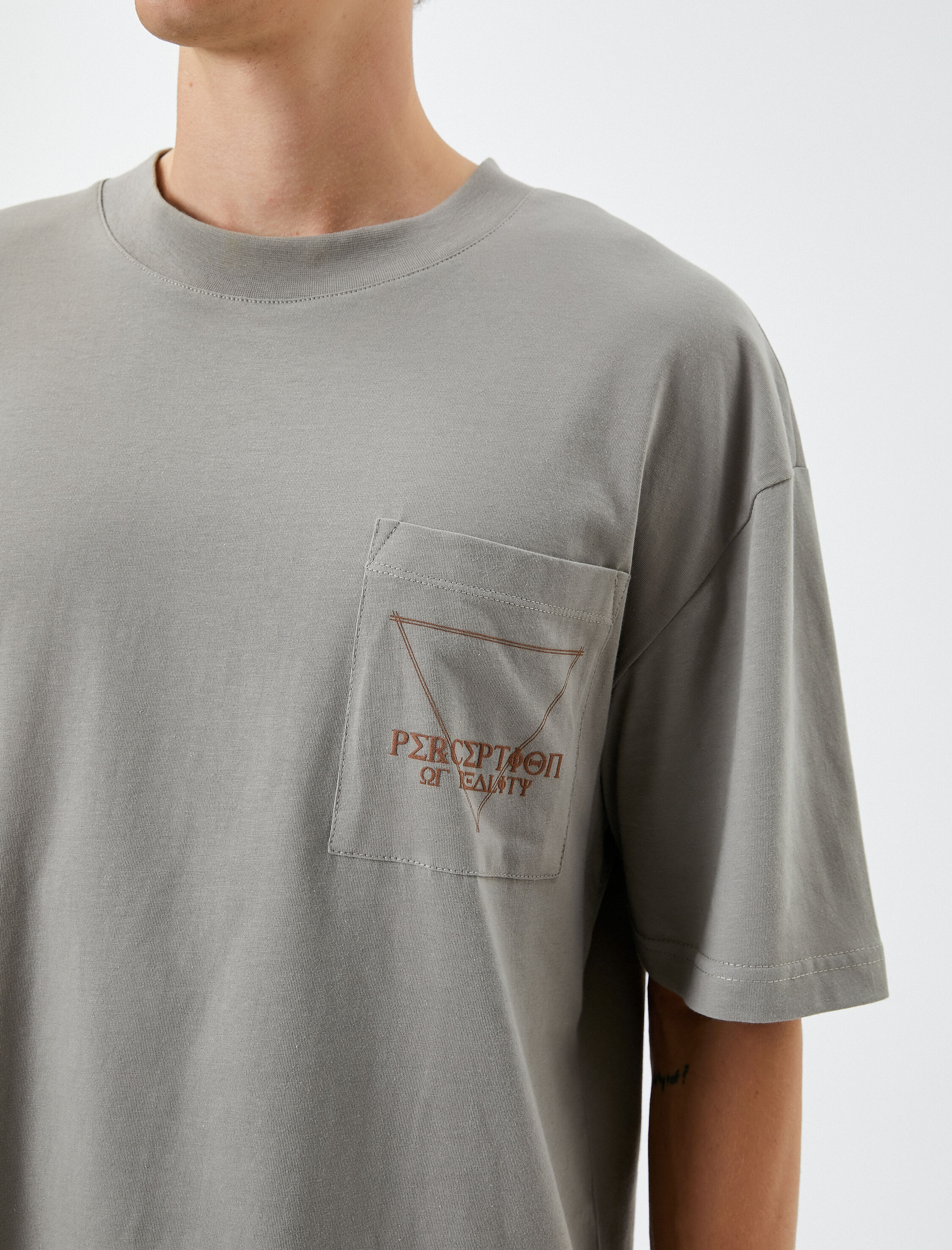   Oversize Tişört Arkası Baskılı Cep Detaylı İşlemeli Bisiklet Yaka