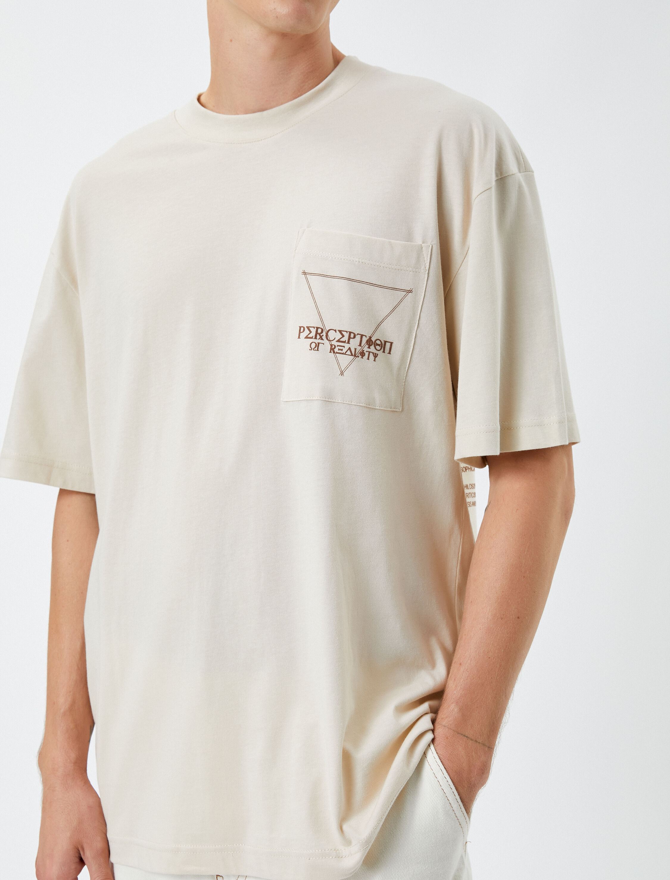   Oversize Tişört Arkası Baskılı Cep Detaylı İşlemeli Bisiklet Yaka