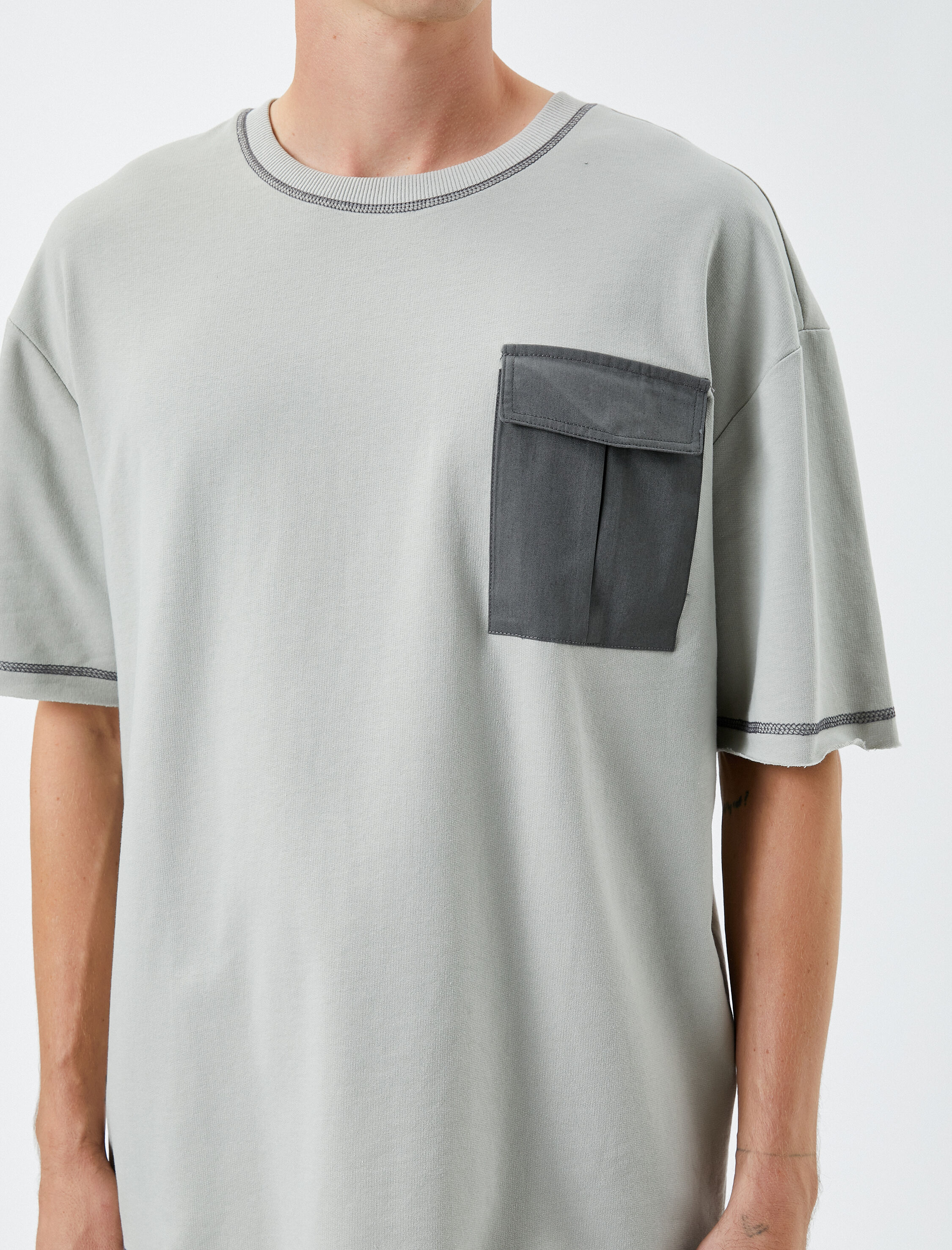   Oversize Tişört Cepli Dikiş Detaylı Bisiklet Yaka Kısa Kollu