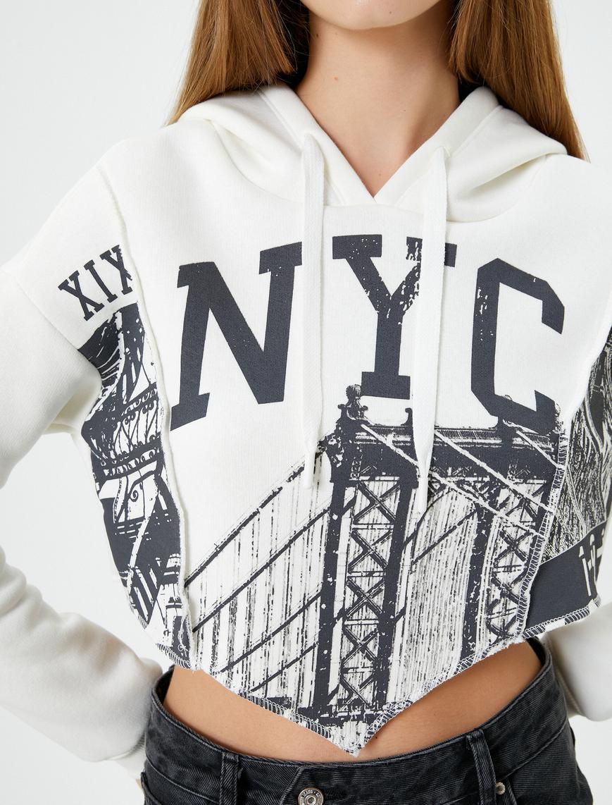   Crop Kapşonlu Sweatshirt Asimetrik Kesim NYC Baskılı