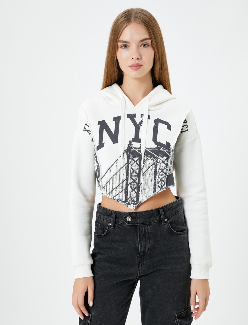   Crop Kapşonlu Sweatshirt Asimetrik Kesim NYC Baskılı