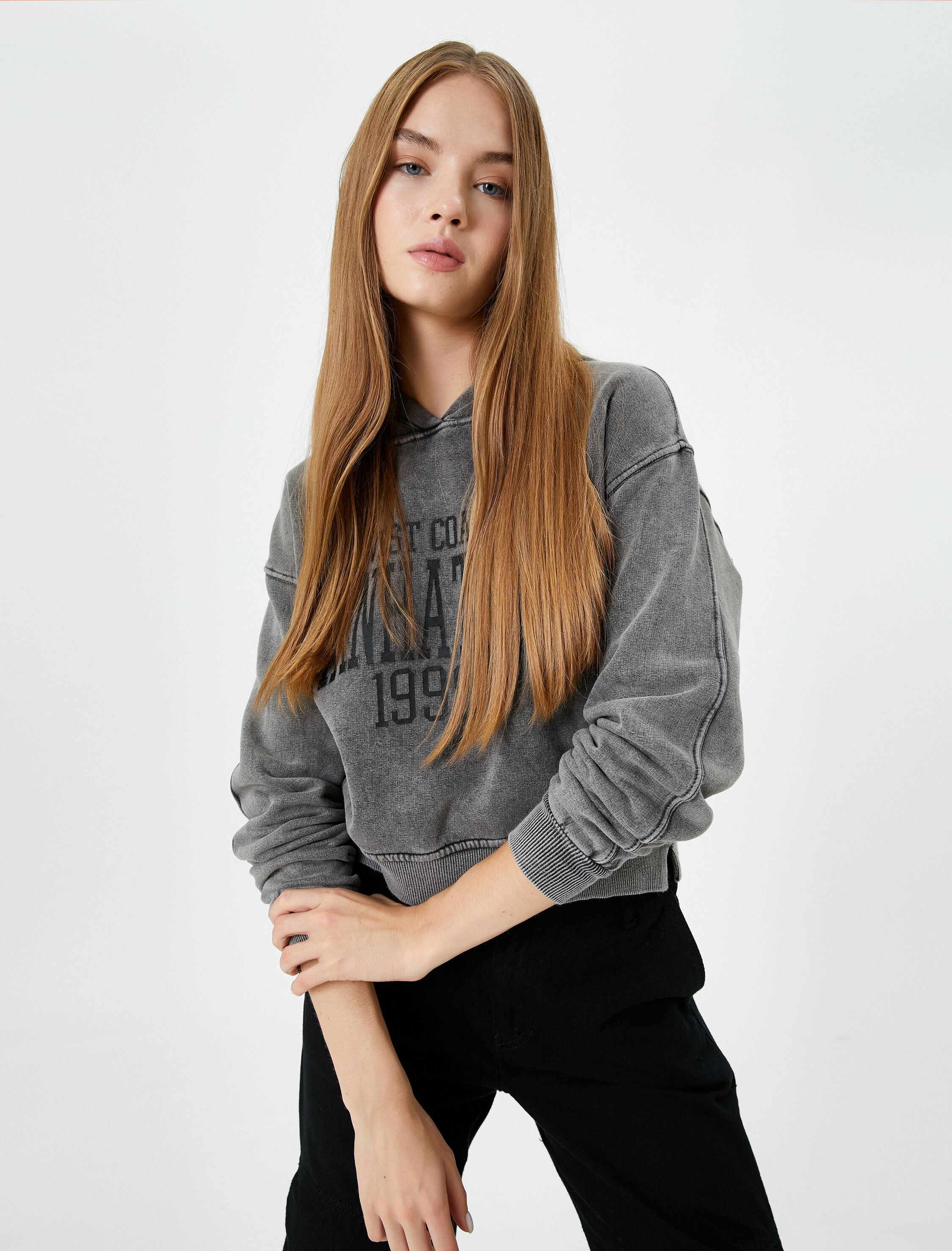   Şardonlu Soluk Efektli Kapşonlu Crop Sweatshirt Kolej Temalı Baskılı