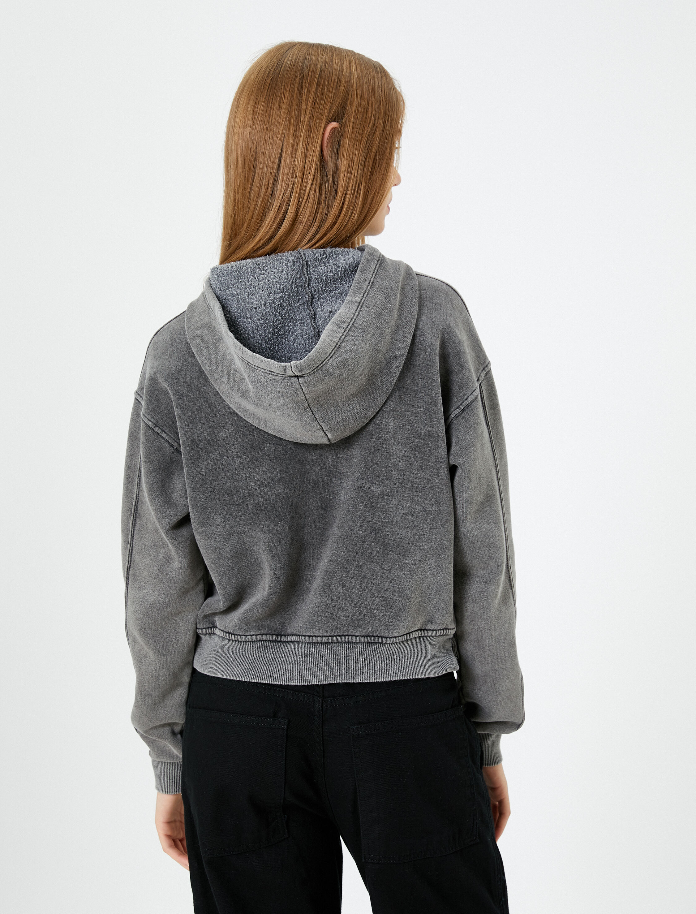   Şardonlu Soluk Efektli Kapşonlu Crop Sweatshirt Kolej Temalı Baskılı