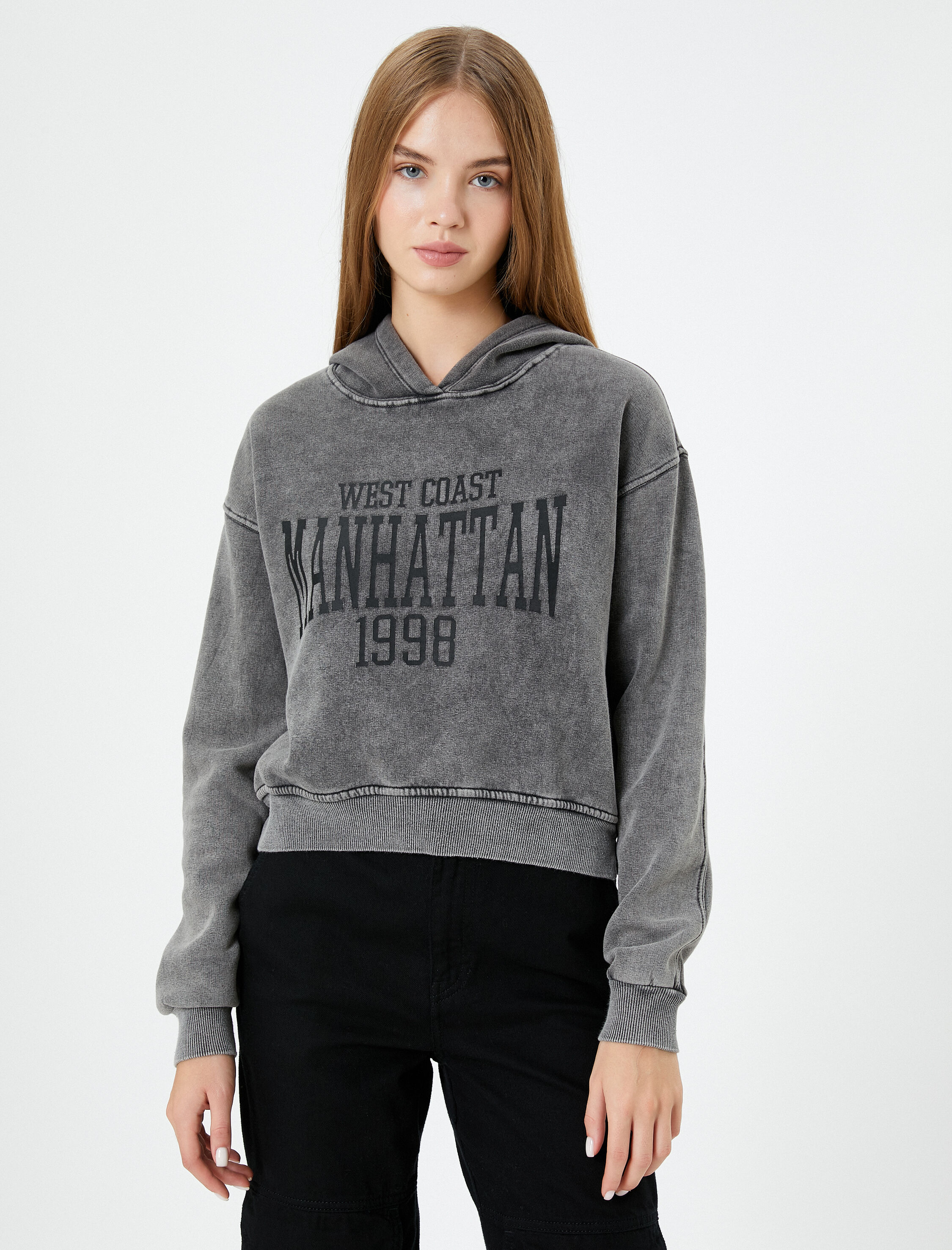   Şardonlu Soluk Efektli Kapşonlu Crop Sweatshirt Kolej Temalı Baskılı